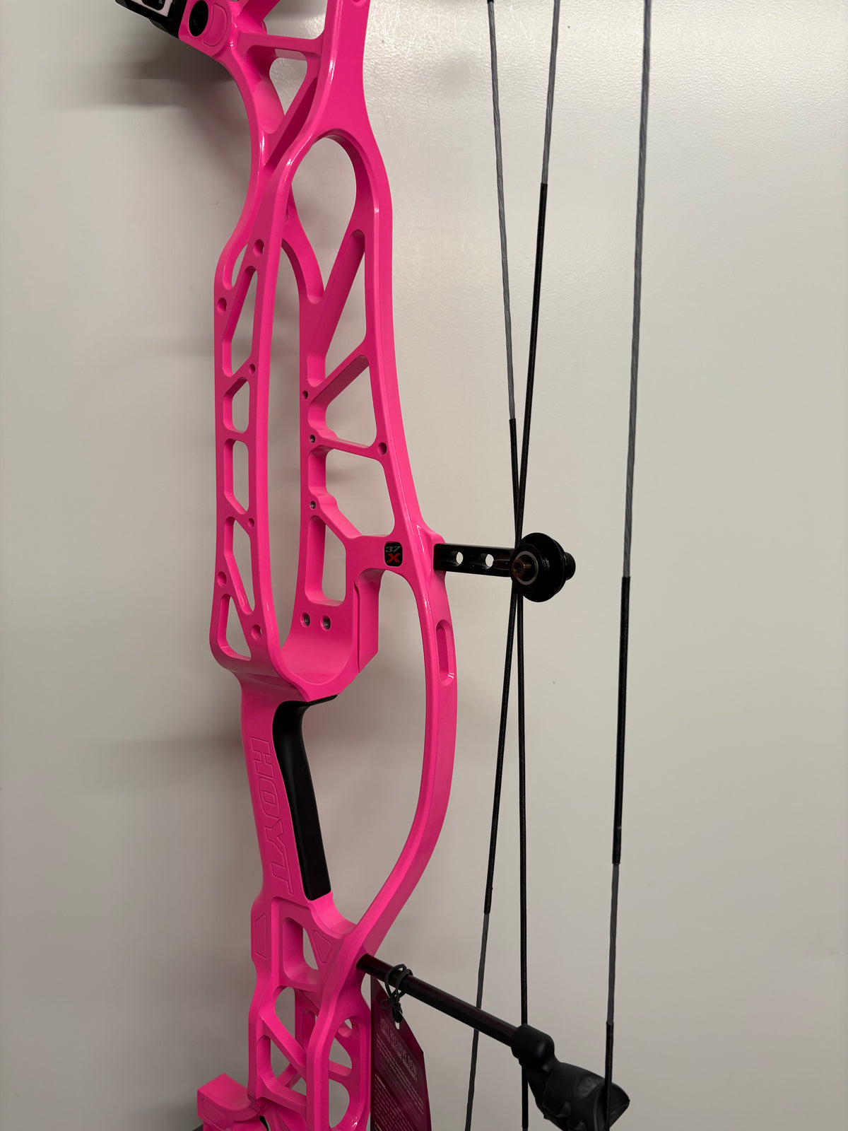 Hoyt Concept X 37 Compound Bow RH Sassy Pink 30-40 lbs - NEW