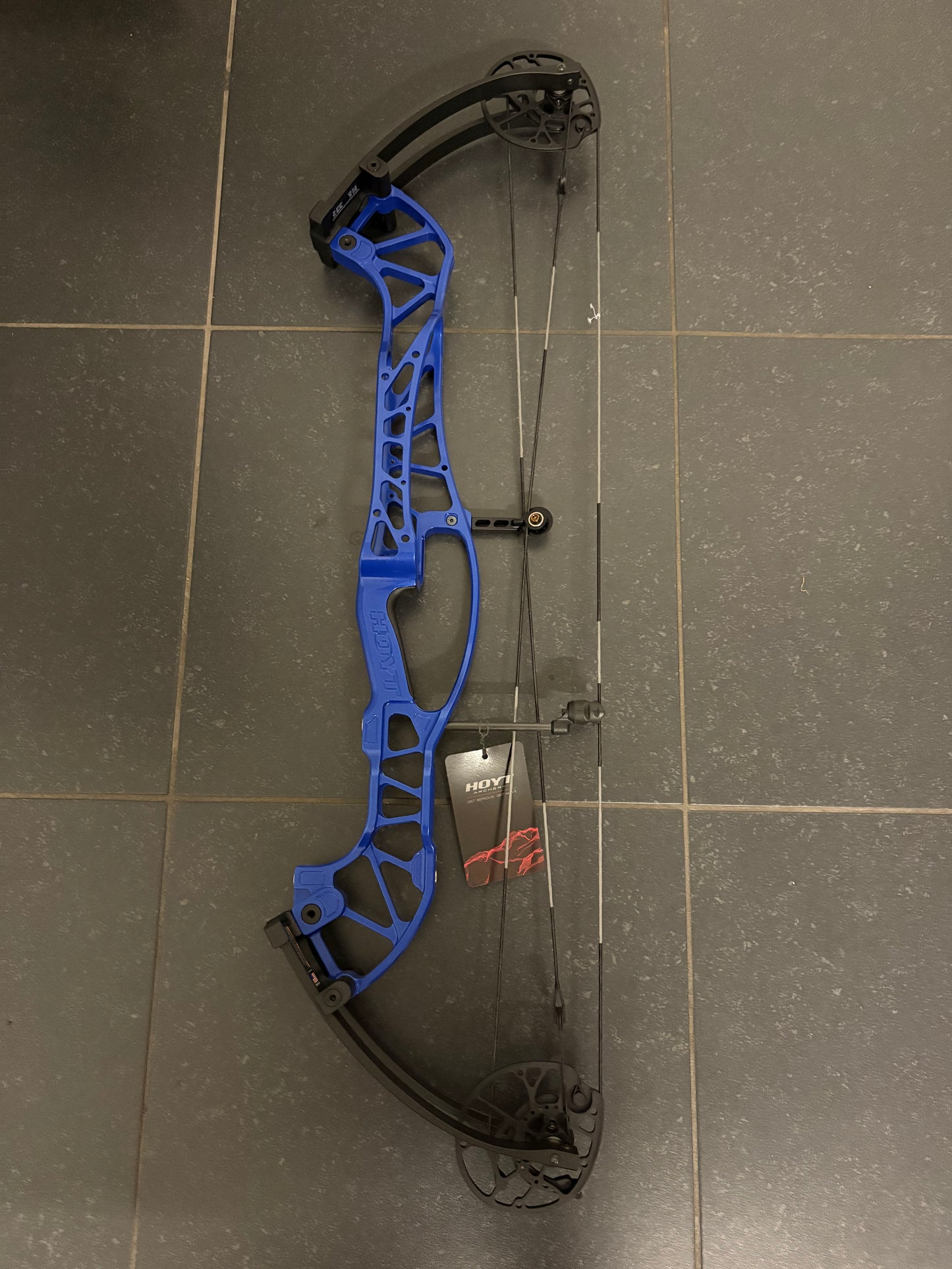 Hoyt Concept X 37 Compound Bow RH Impact Blue 50-60 lbs - NEW