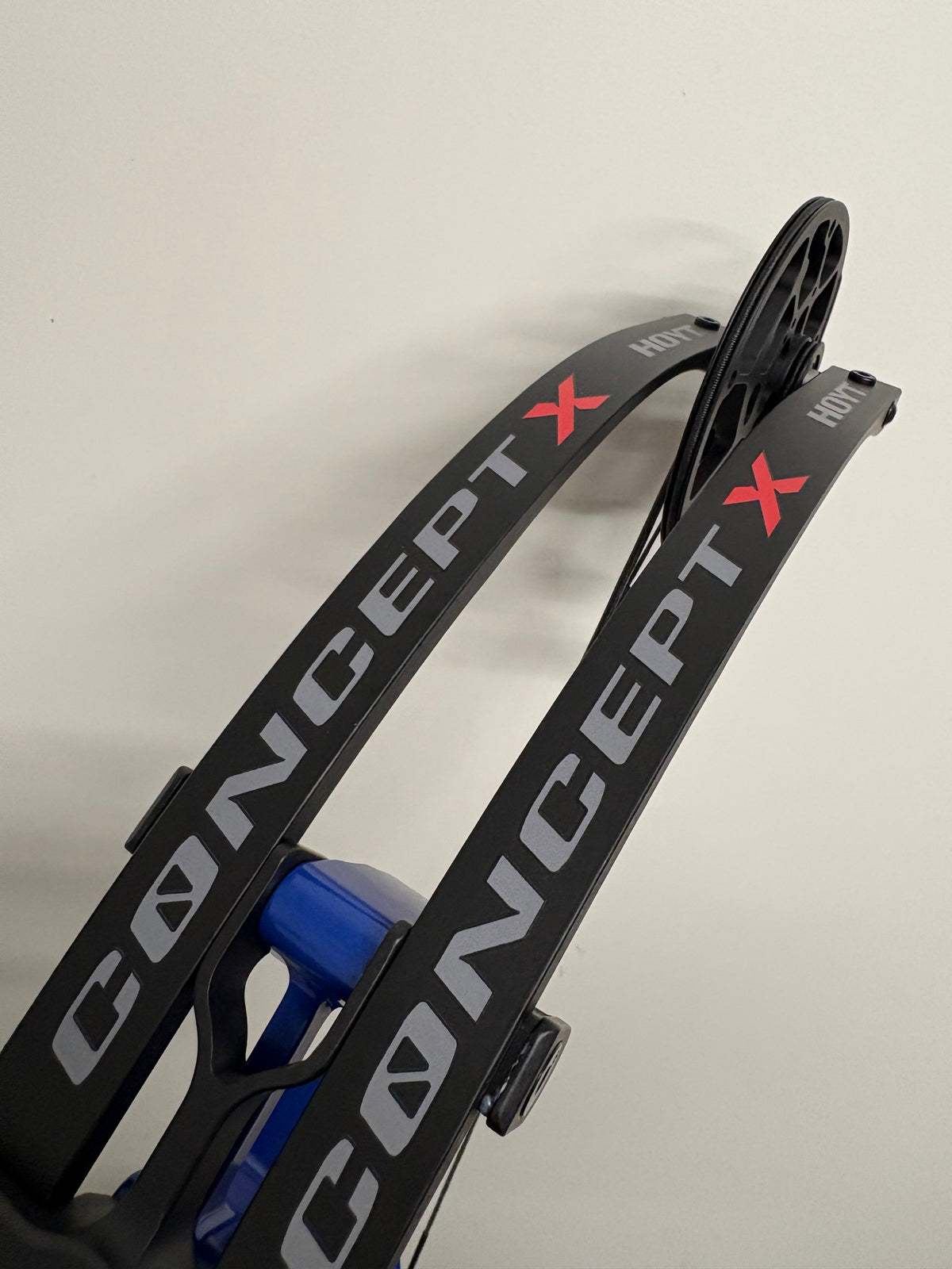 Hoyt Concept X 37 Compound Bow RH Impact Blue 50-60 lbs - NEW