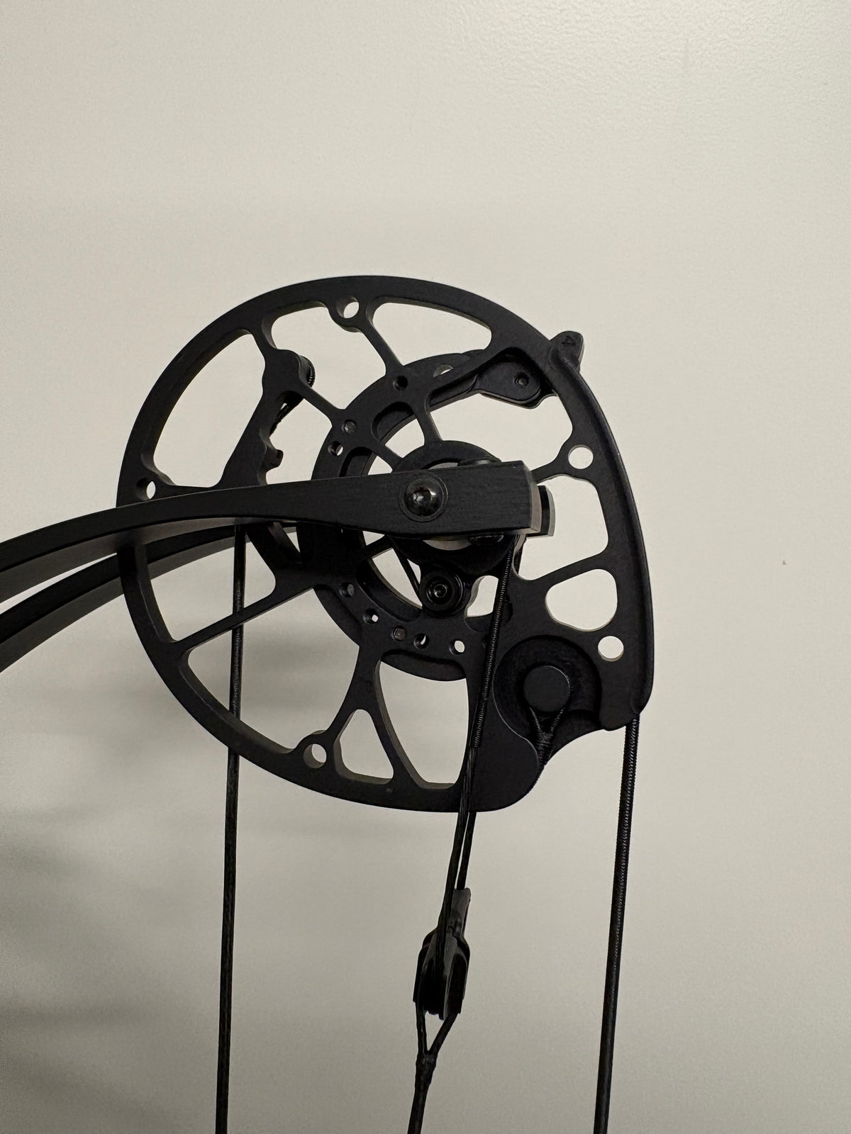 Hoyt Concept X 37 Compound Bow RH Impact Blue 50-60 lbs - NEW