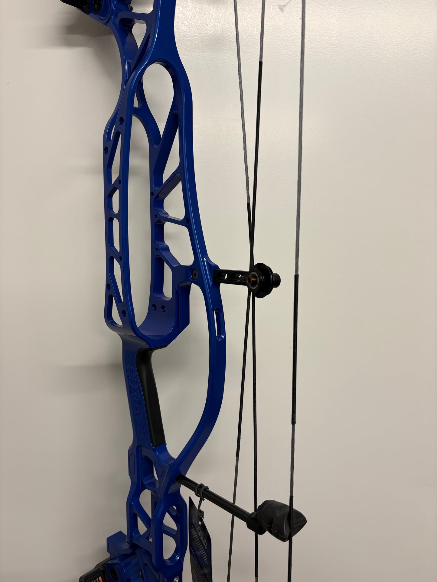 Hoyt Concept X 37 Compound Bow RH Impact Blue 50-60 lbs - NEW