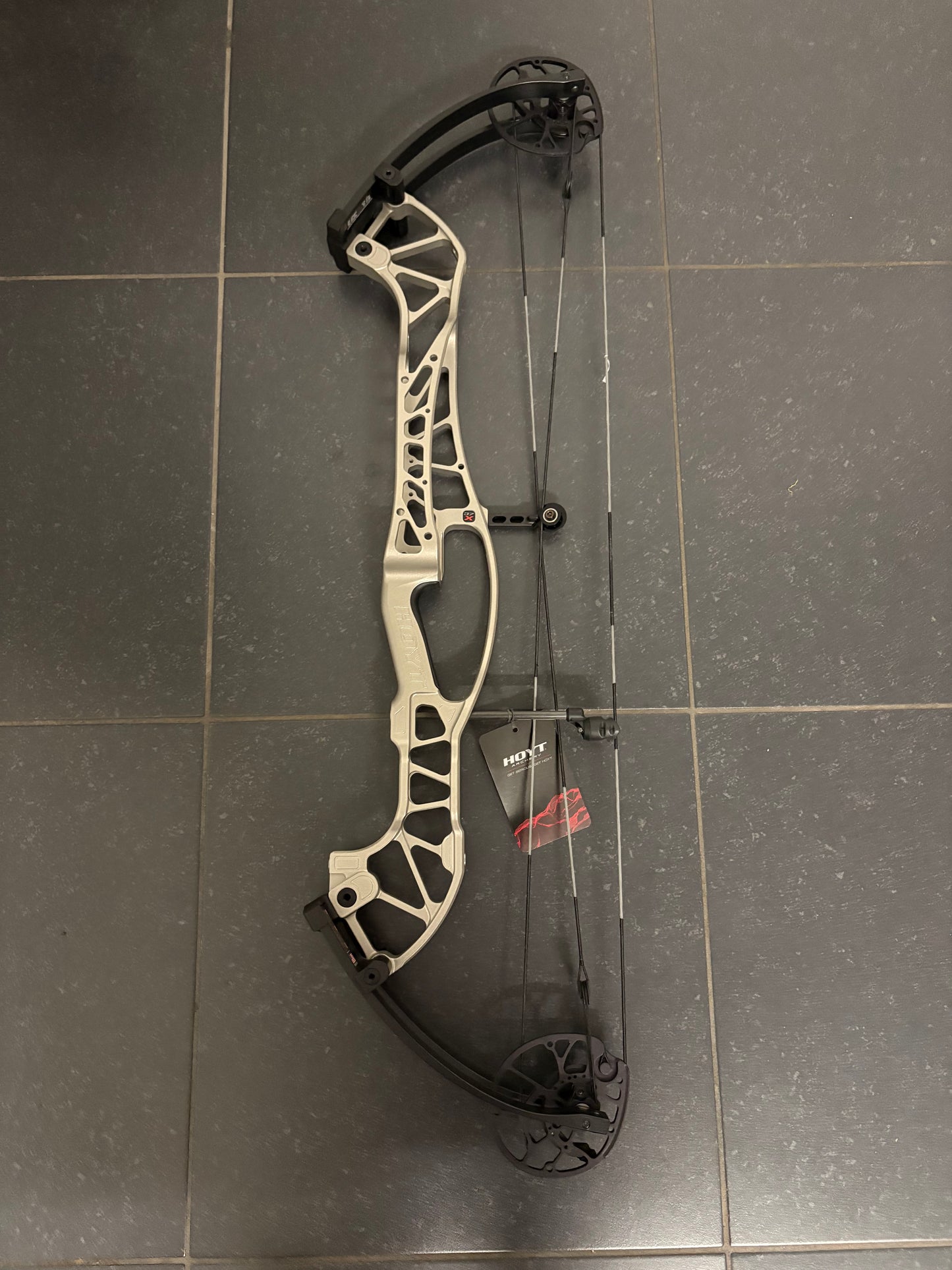 Hoyt Concept X 37 Compound Bow RH Ti Silver 50-60 lbs - NEW