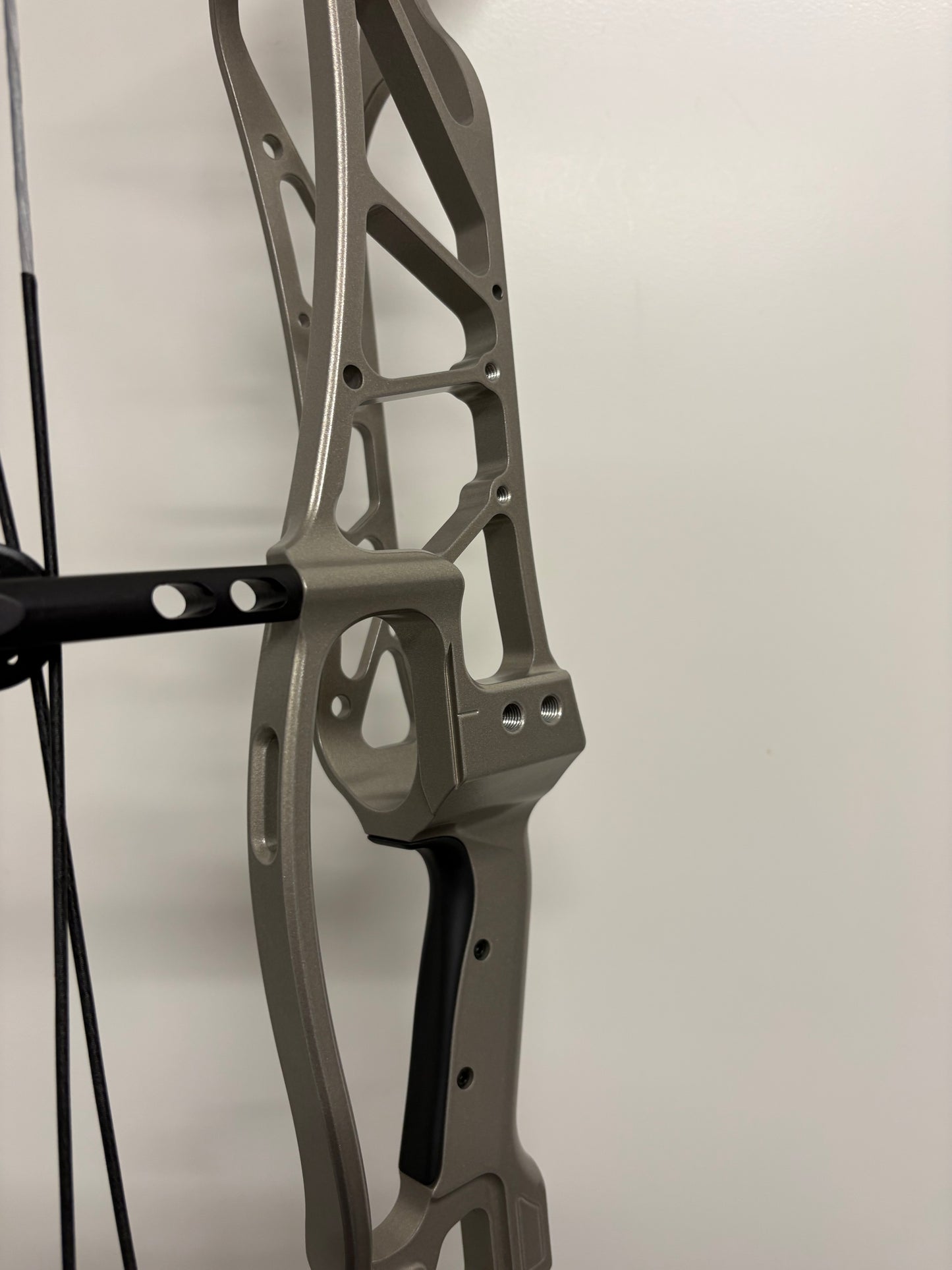 Hoyt Concept X 37 Compound Bow RH Ti Silver 50-60 lbs - NEW