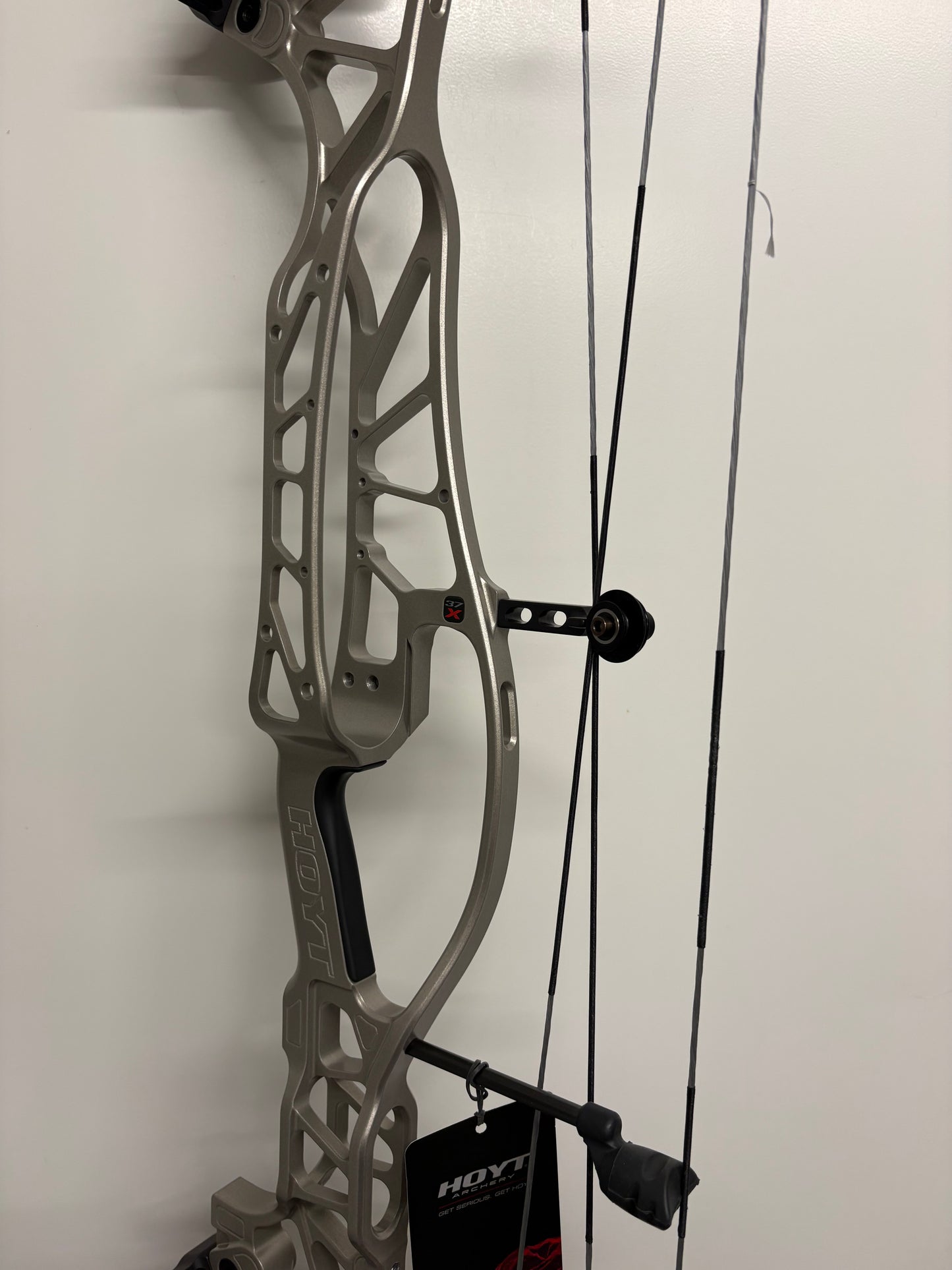Hoyt Concept X 37 Compound Bow RH Ti Silver 50-60 lbs - NEW