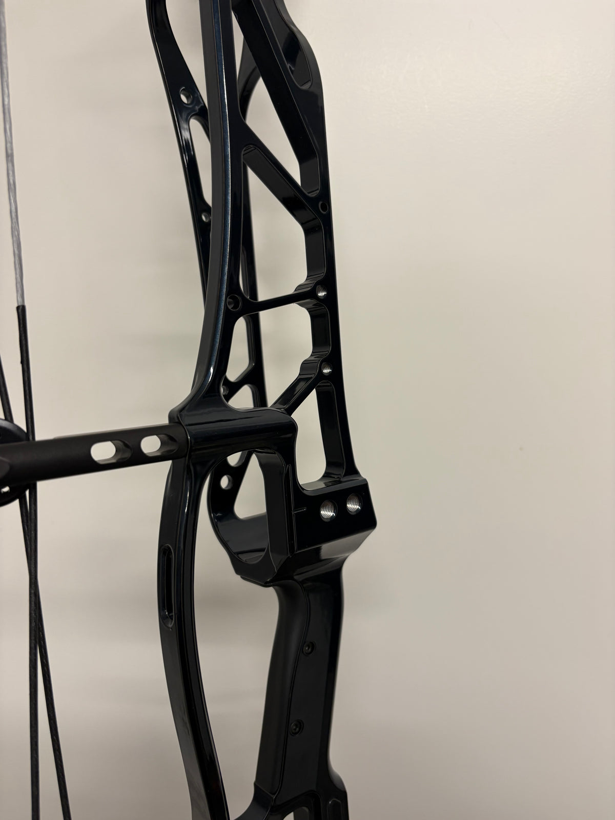 Hoyt Concept X 40 Compound Bow RH Blue on Black 40-50 lbs - NEW