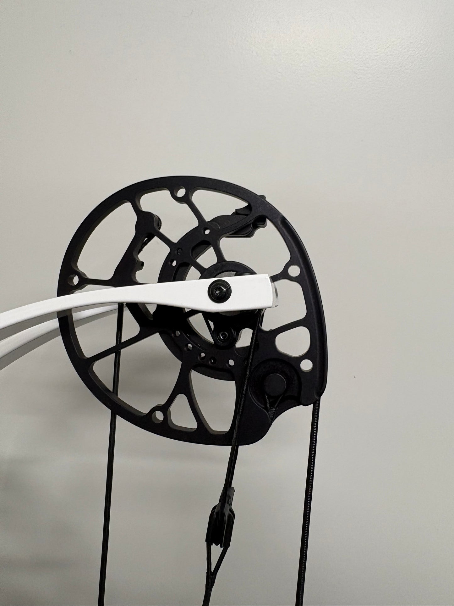 Hoyt Concept X 40 Compound Bow RH Liquid Black 50-60 lbs - NEW