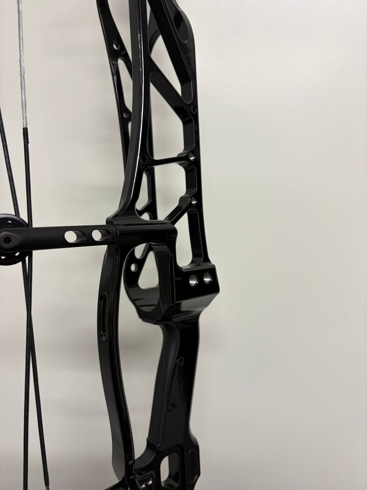 Hoyt Concept X 40 Compound Bow RH Liquid Black 50-60 lbs - NEW