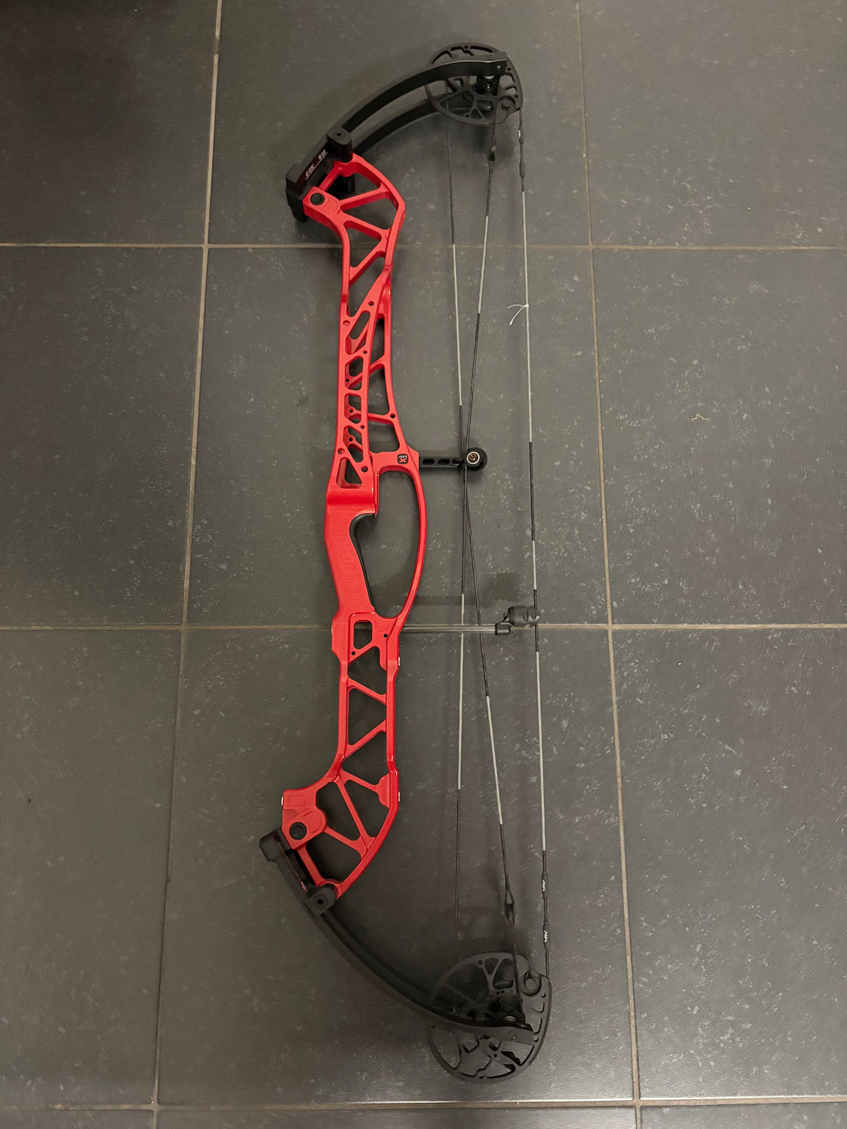 Hoyt Concept X 40 Compound Bow RH Red Flare 50-60 lbs - NEW