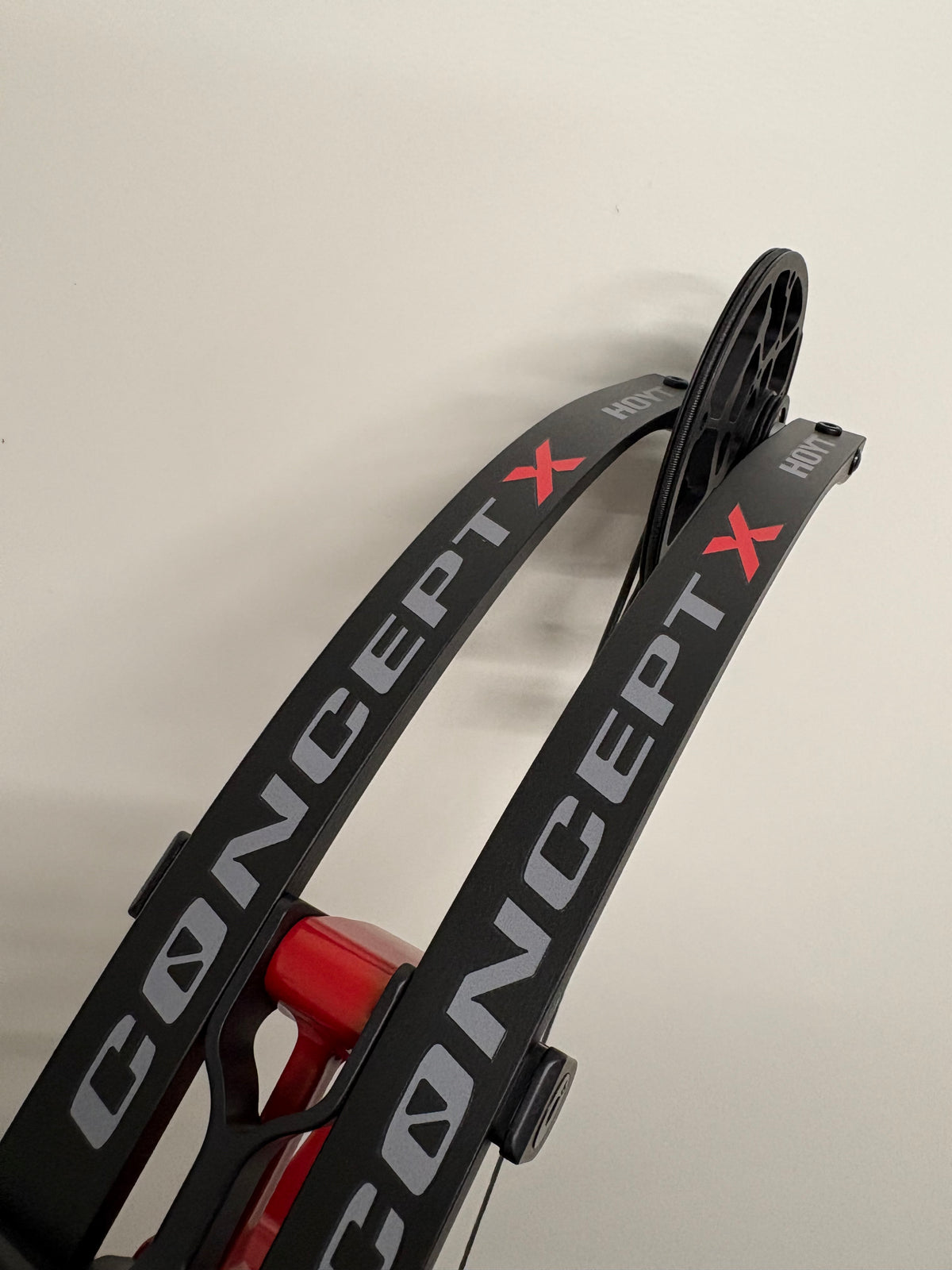 Hoyt Concept X 40 Compound Bow RH Red Flare 50-60 lbs - NEW