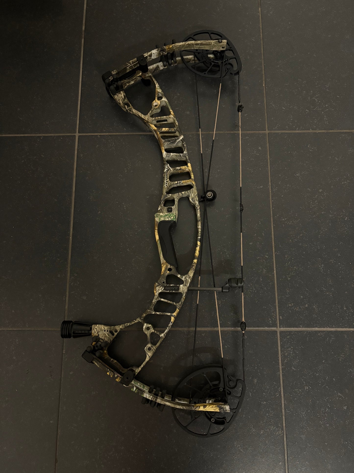 Hoyt VTM 31 Compound Bow RH Realtree 50-60 lbs - Show Model (#1.1)