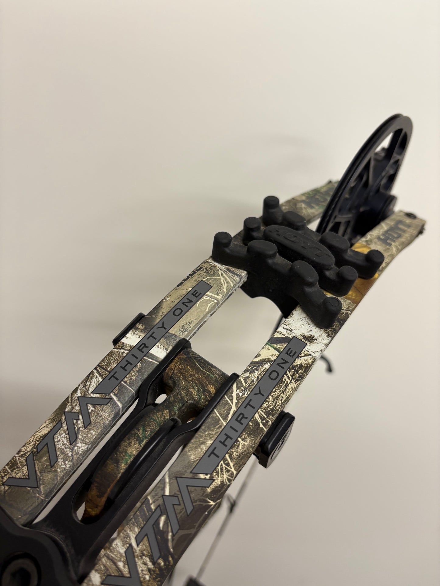 Hoyt VTM 31 Compound Bow RH Realtree 50-60 lbs - Show Model (#1.1)