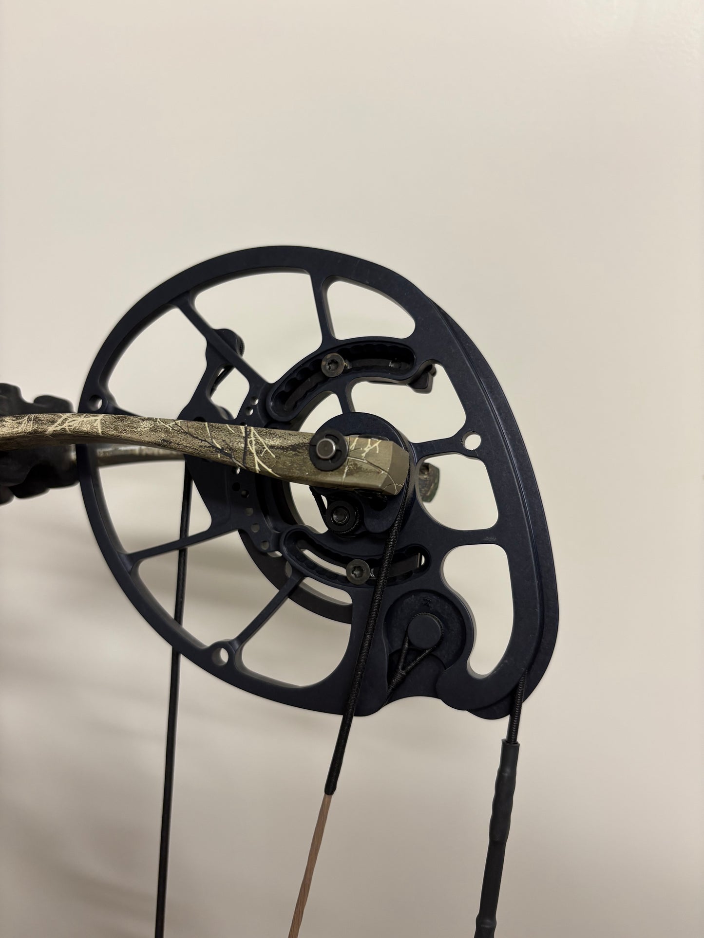 Hoyt VTM 31 Compound Bow RH Realtree 50-60 lbs - Show Model (#1.1)
