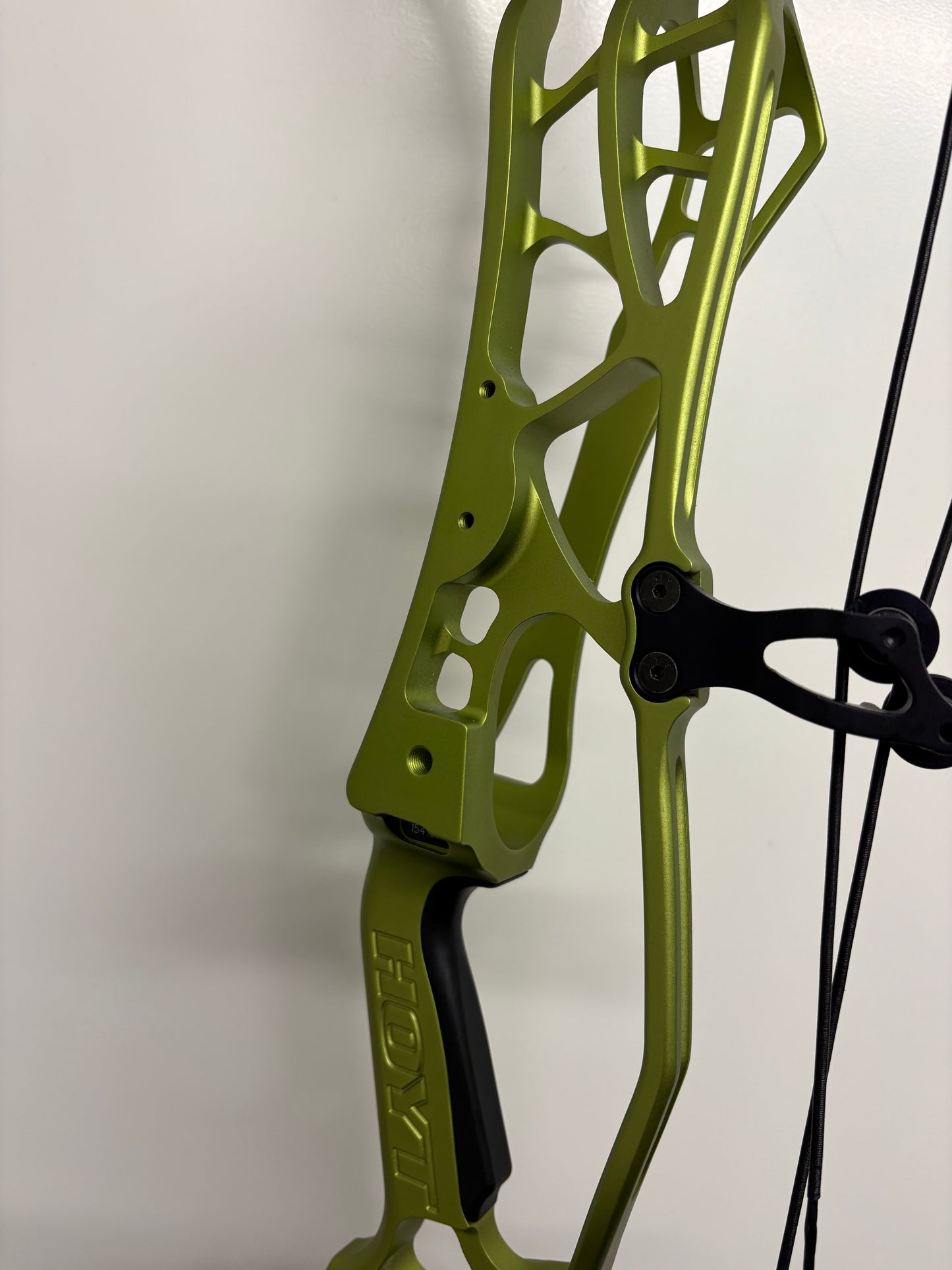Hoyt Proforce Compound Bow LH Rally Green Hyper ZT #2 50-60 lbs - Show Model