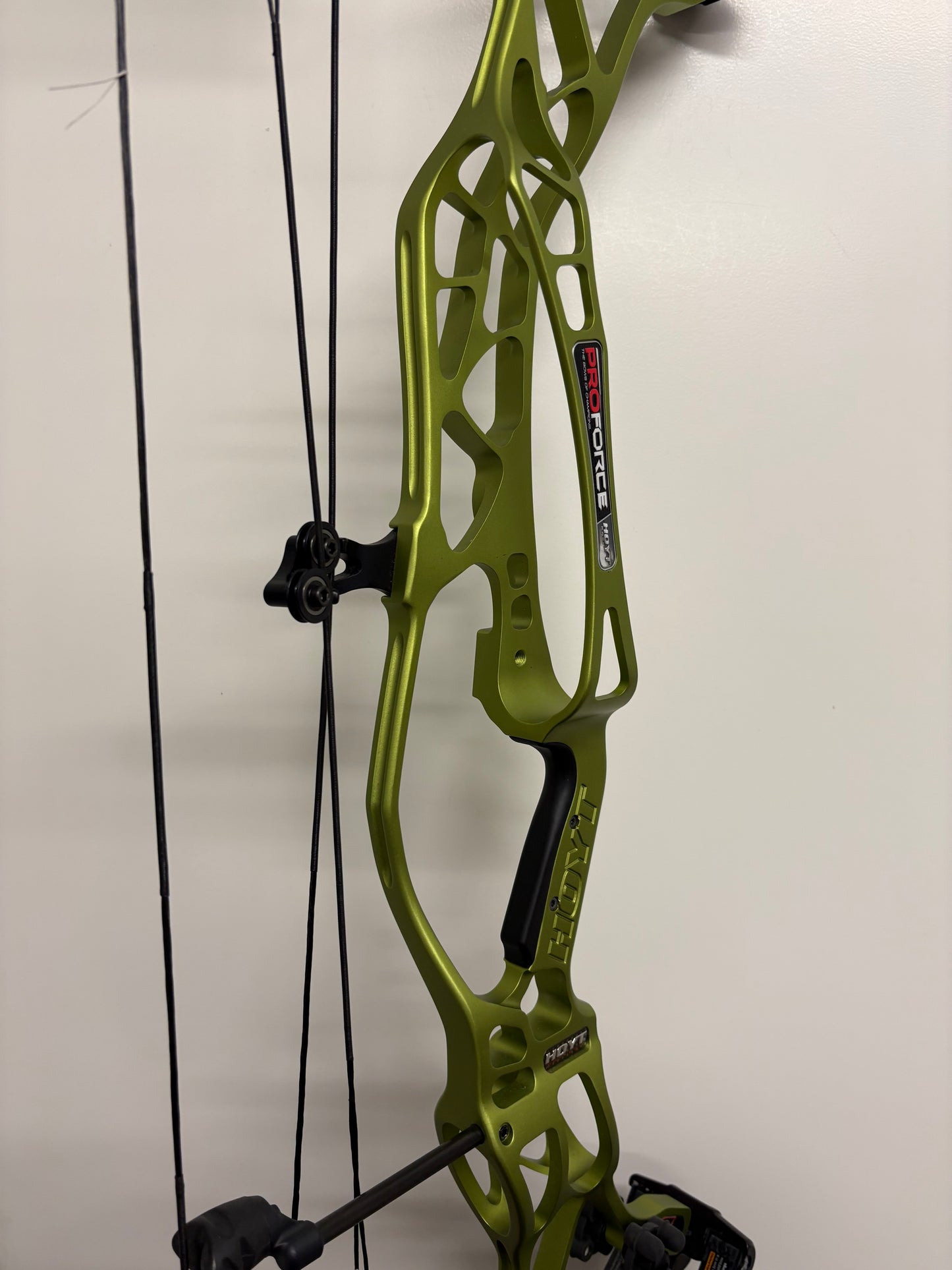 Hoyt Proforce Compound Bow LH Rally Green Hyper ZT #2 50-60 lbs - Show Model