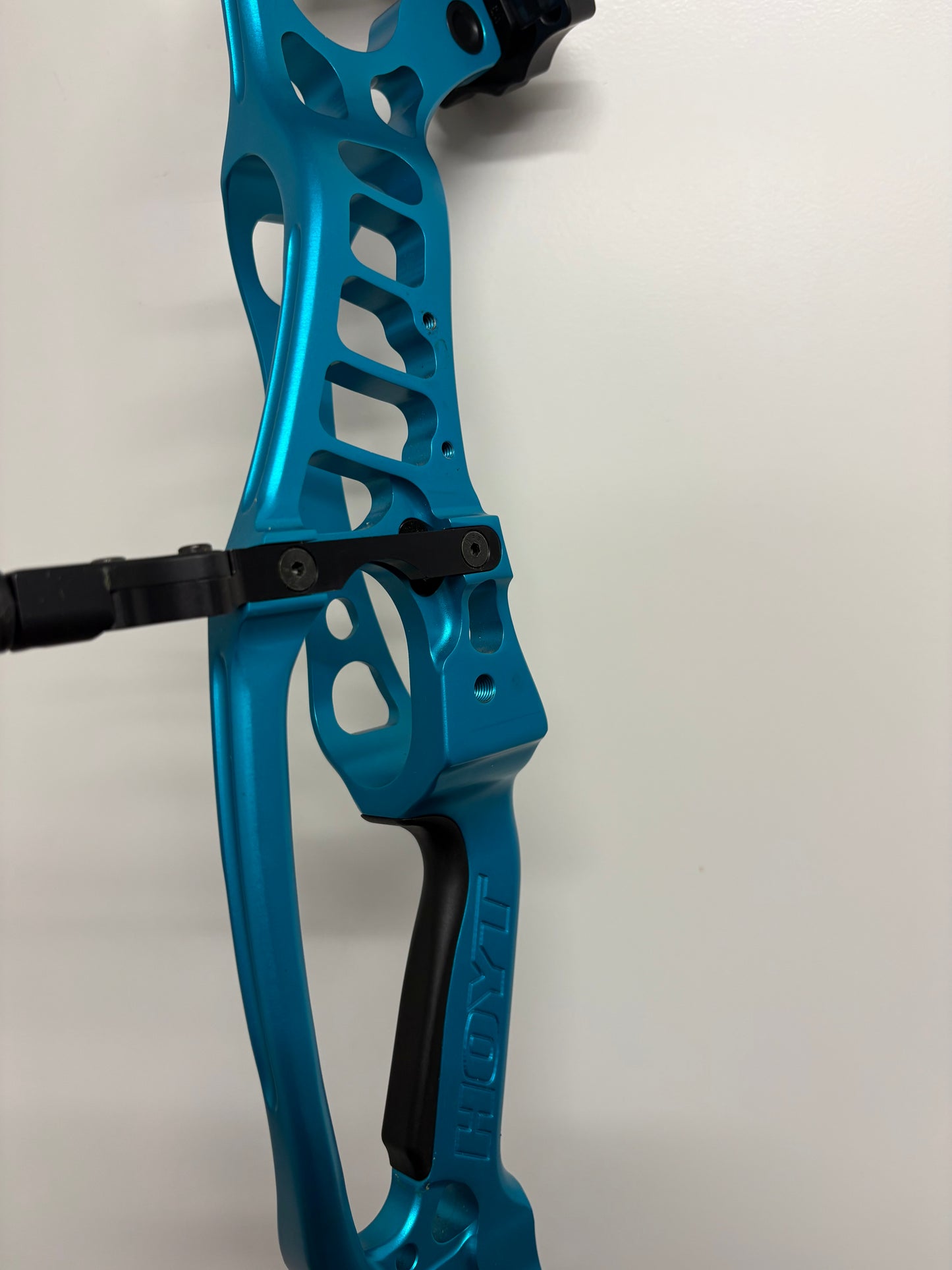 Hoyt Podium X Elite 37 Compound Bow RH Electric Teal Spiral Pro #3 50-60 lbs - Used (1.1)
