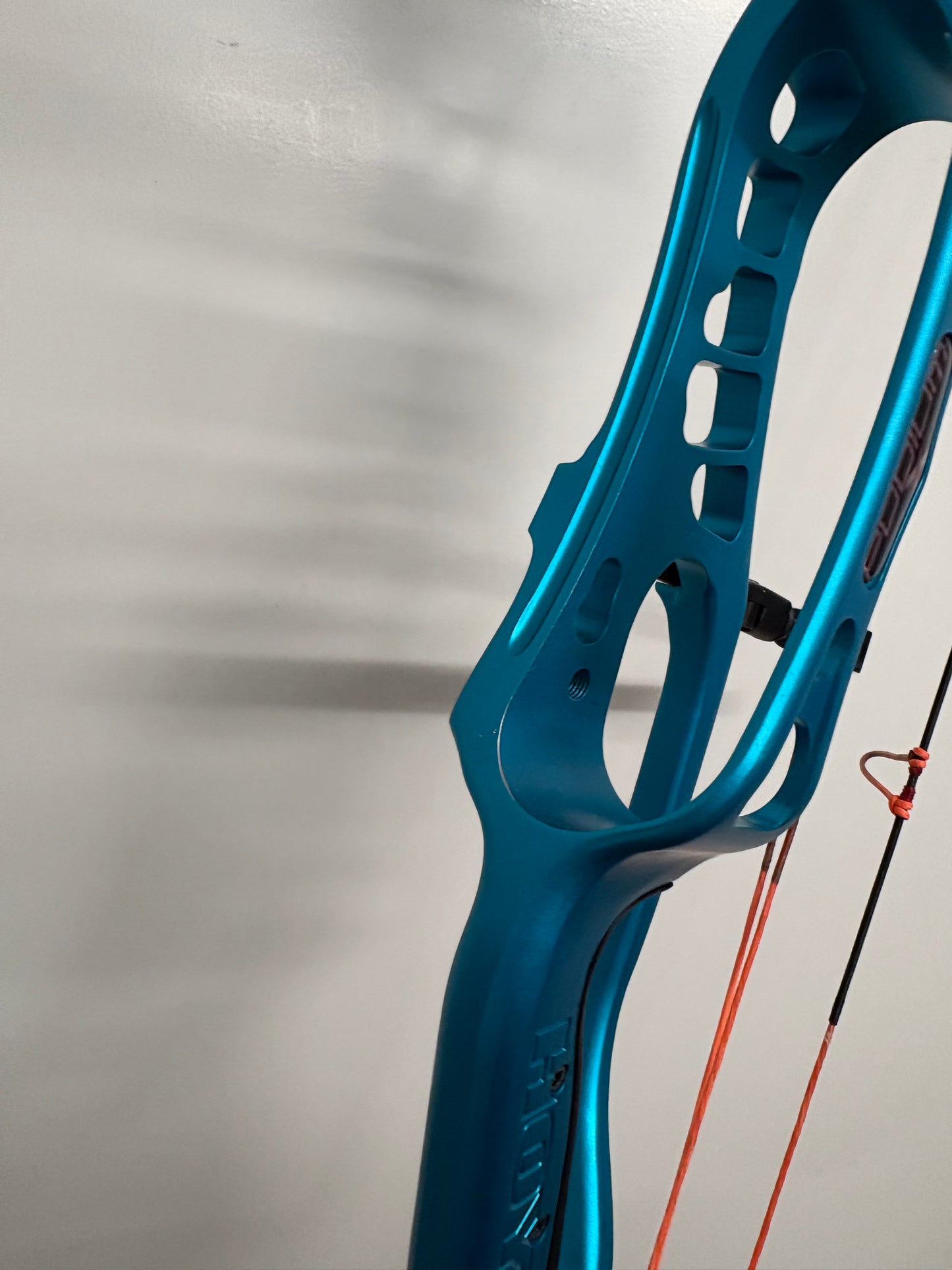 Hoyt Podium X Elite 37 Compound Bow RH Electric Teal Spiral Pro #3 50-60 lbs - Used (1.1)