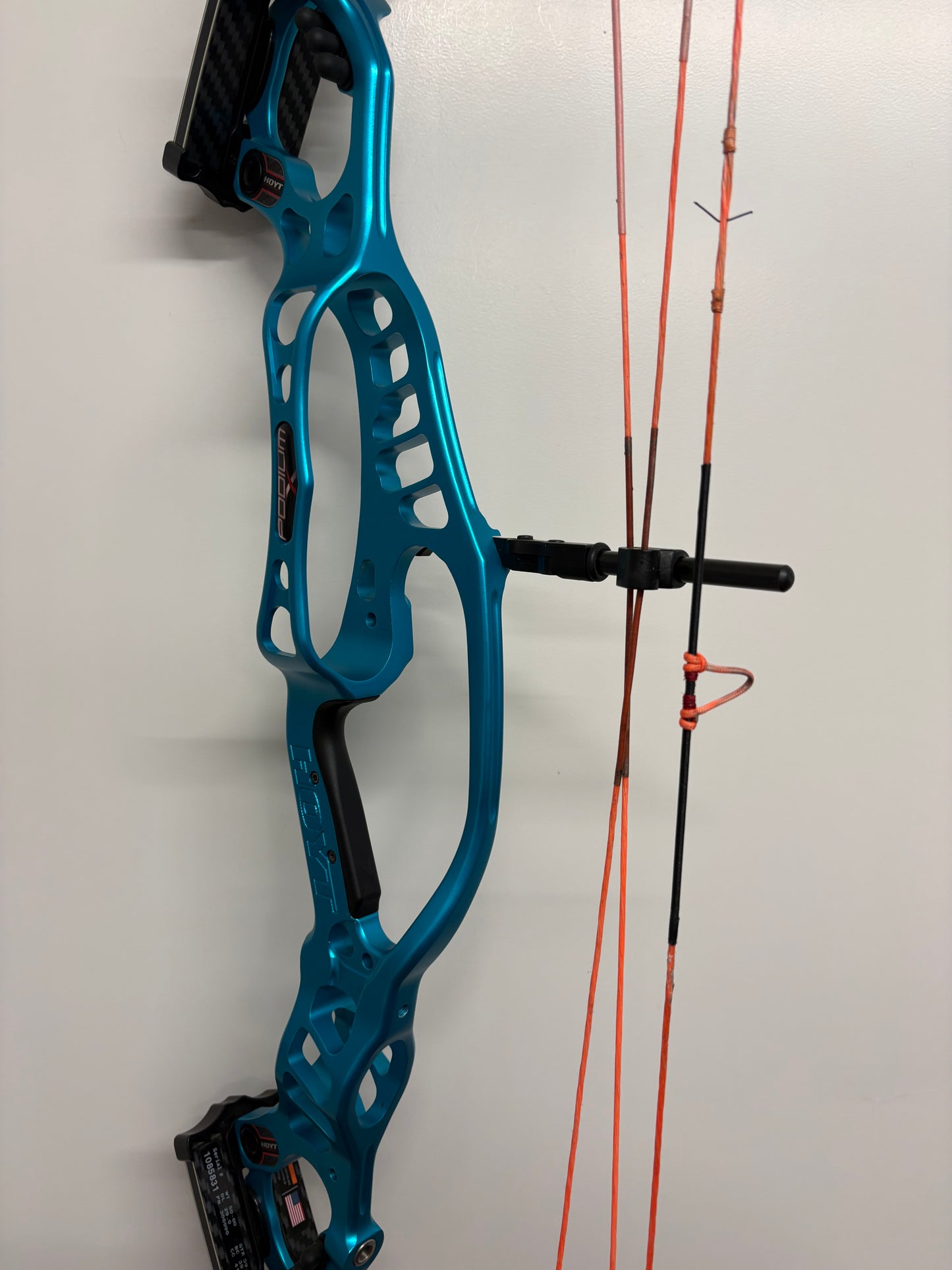 Hoyt Podium X Elite 37 Compound Bow RH Electric Teal Spiral Pro #3 50-60 lbs - Used (1.1)
