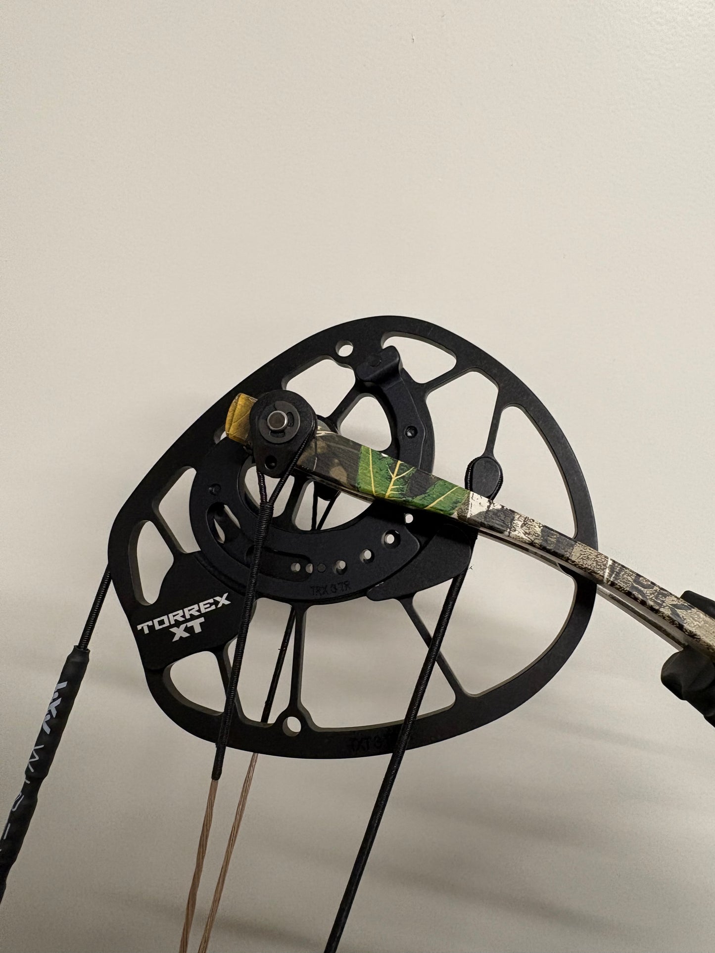 Hoyt Torrex XT Compound Bow RH Realtree Edge 60-70 lbs - Show Model