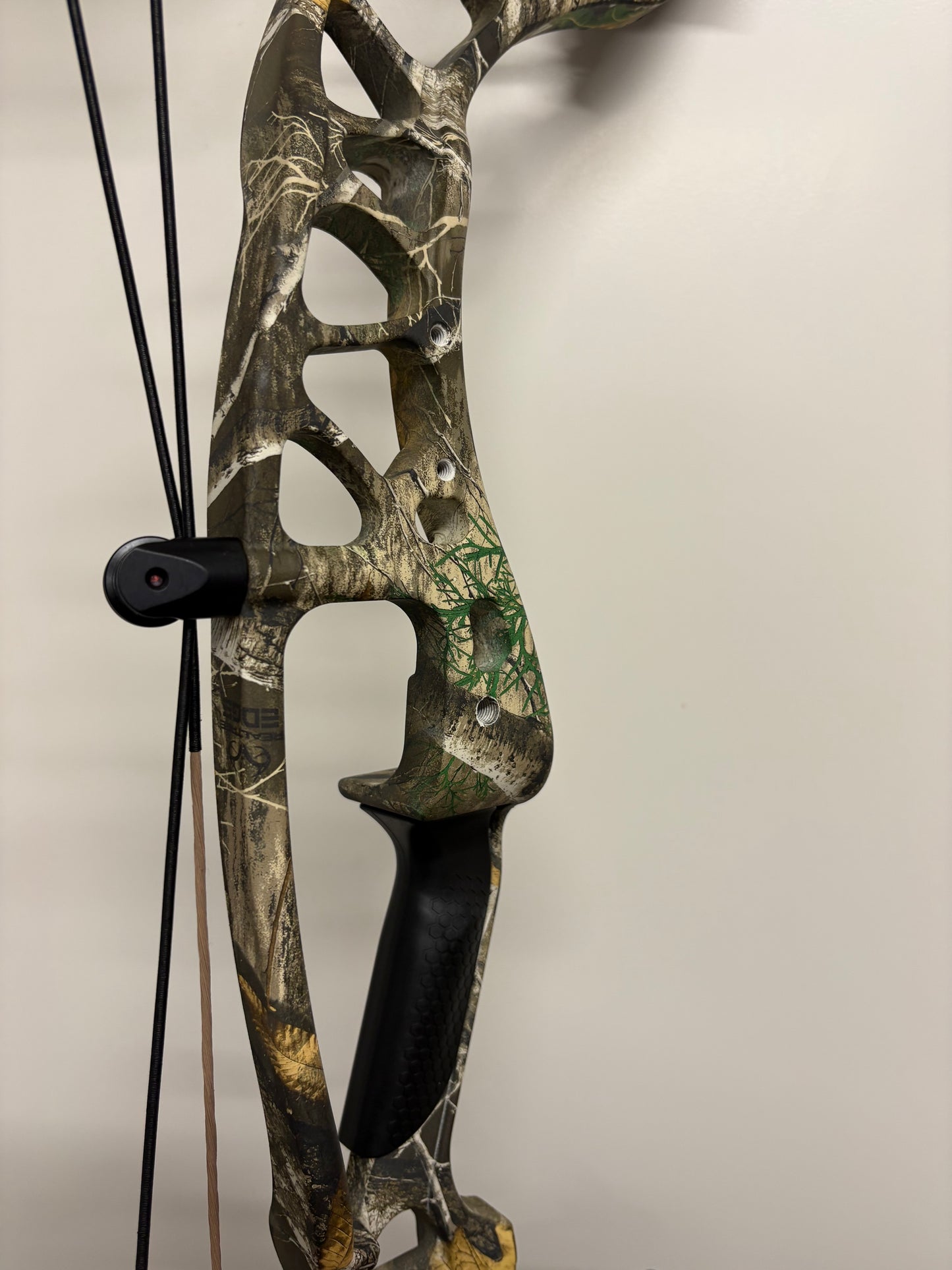 Hoyt Torrex XT Compound Bow RH Realtree Edge 60-70 lbs - Show Model