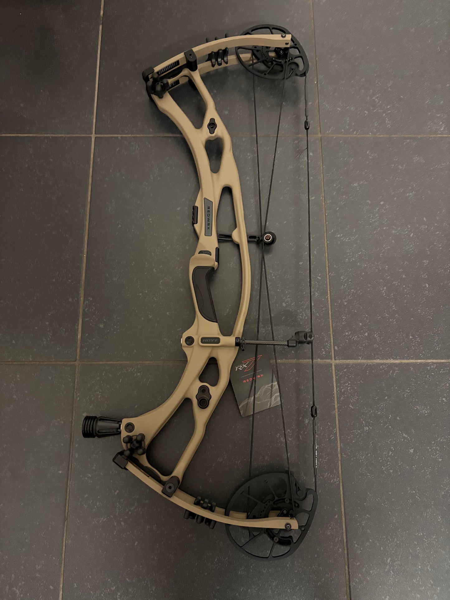 Hoyt Carbon RX7 Ultra Compound Bow RH Buckskin 70-80 lbs - NEW (1.1)