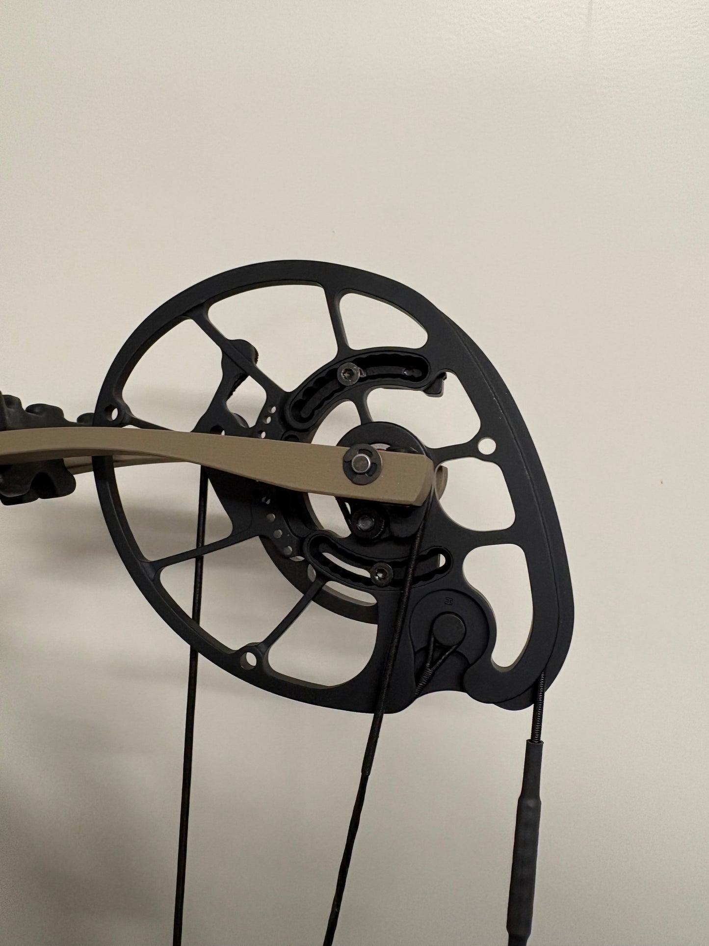 Hoyt Carbon RX7 Ultra Compound Bow RH Buckskin 70-80 lbs - NEW (1.1)