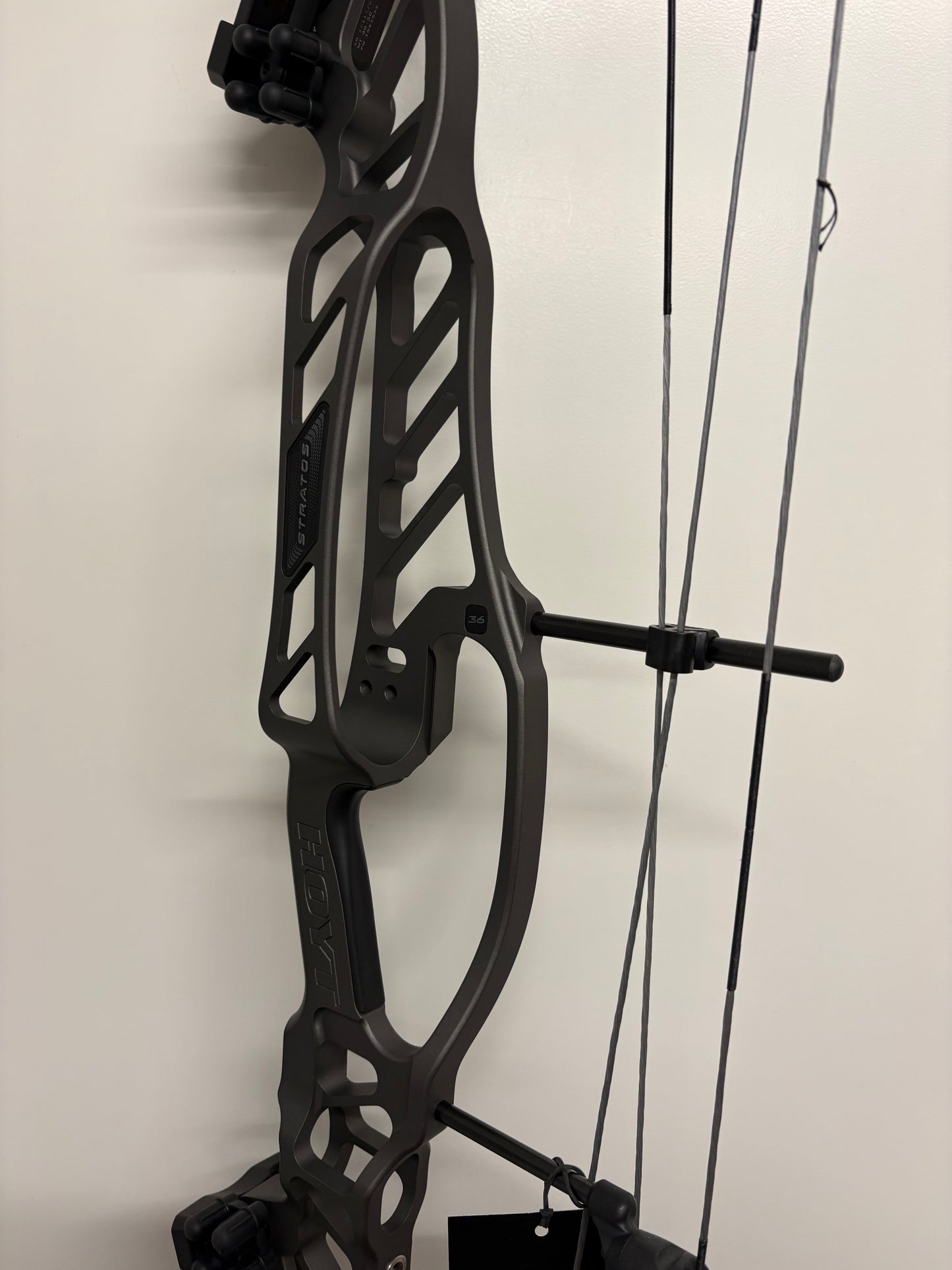 Hoyt Stratos 36 Compound Bow RH Slate SVX #4 40-50 lbs - NEW