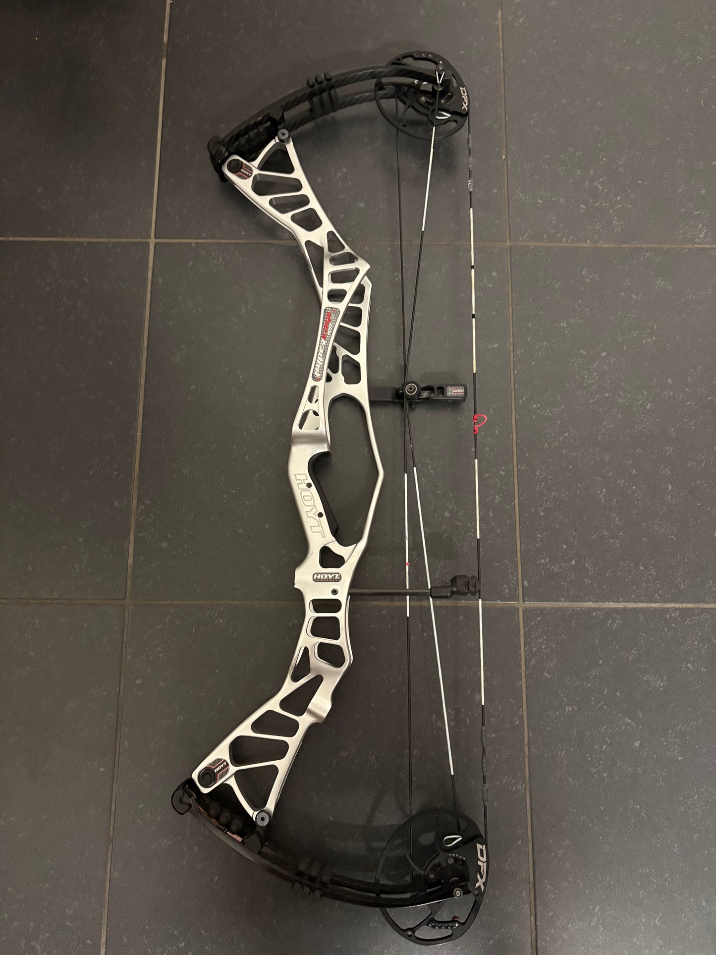 Hoyt HyperEdge Compound Bow RH Silver DFX #3 50-60 lbs - Used