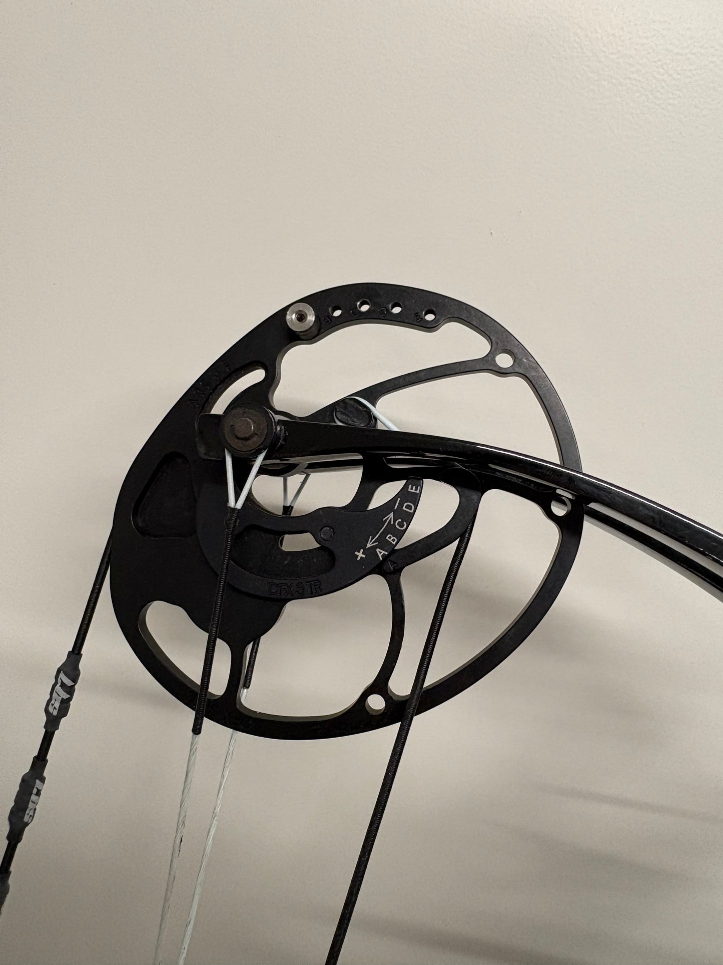 Hoyt HyperEdge Compound Bow RH Silver DFX #3 50-60 lbs - Used