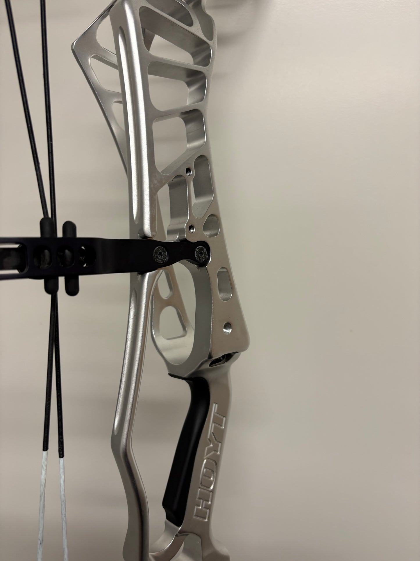 Hoyt HyperEdge Compound Bow RH Silver DFX #3 50-60 lbs - Used