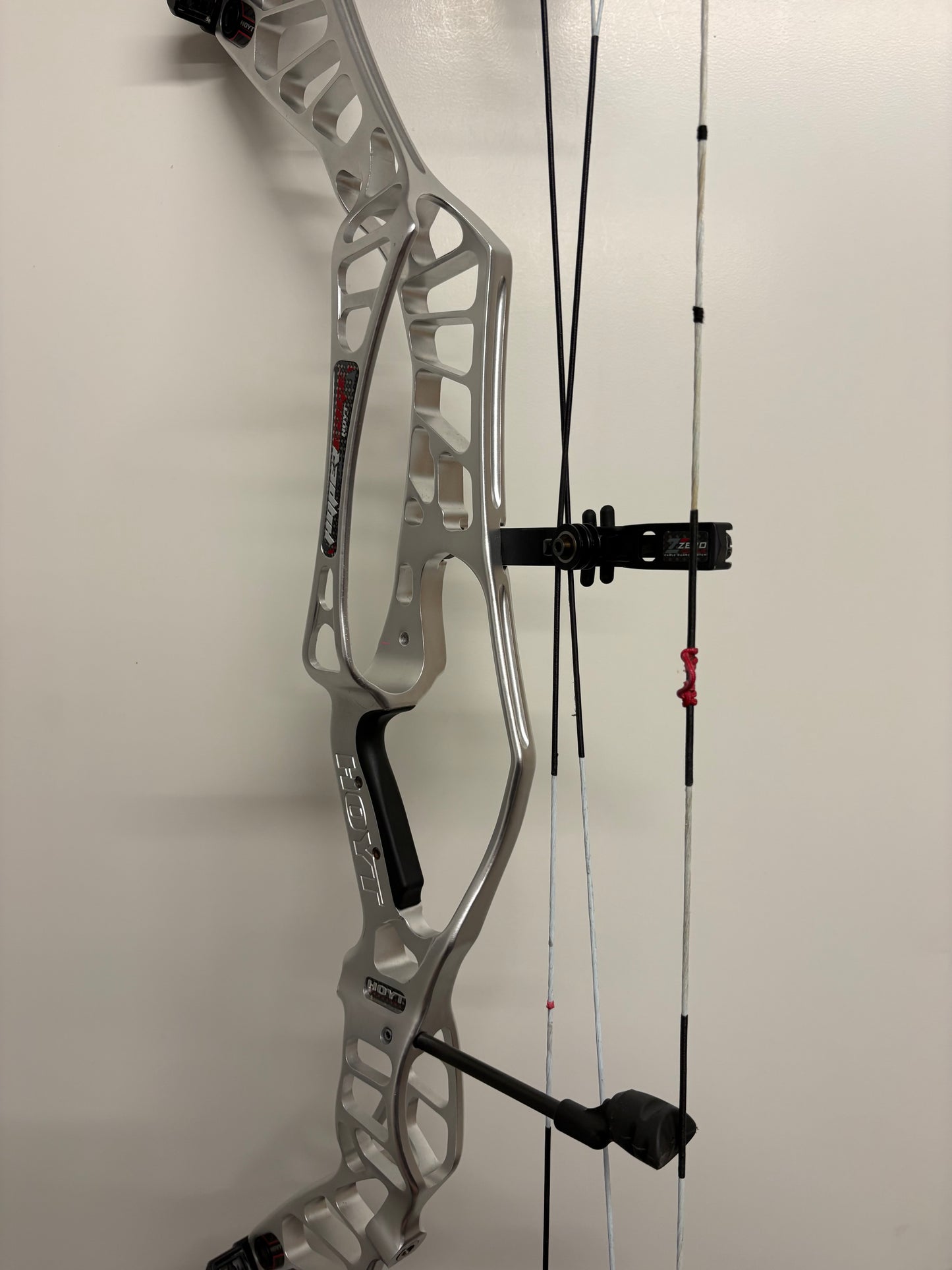 Hoyt HyperEdge Compound Bow RH Silver DFX #3 50-60 lbs - Used