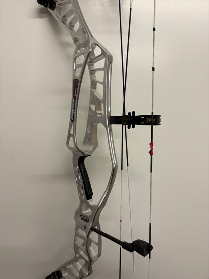 Hoyt HyperEdge Compound Bow RH Silver DFX #3 50-60 lbs - Used