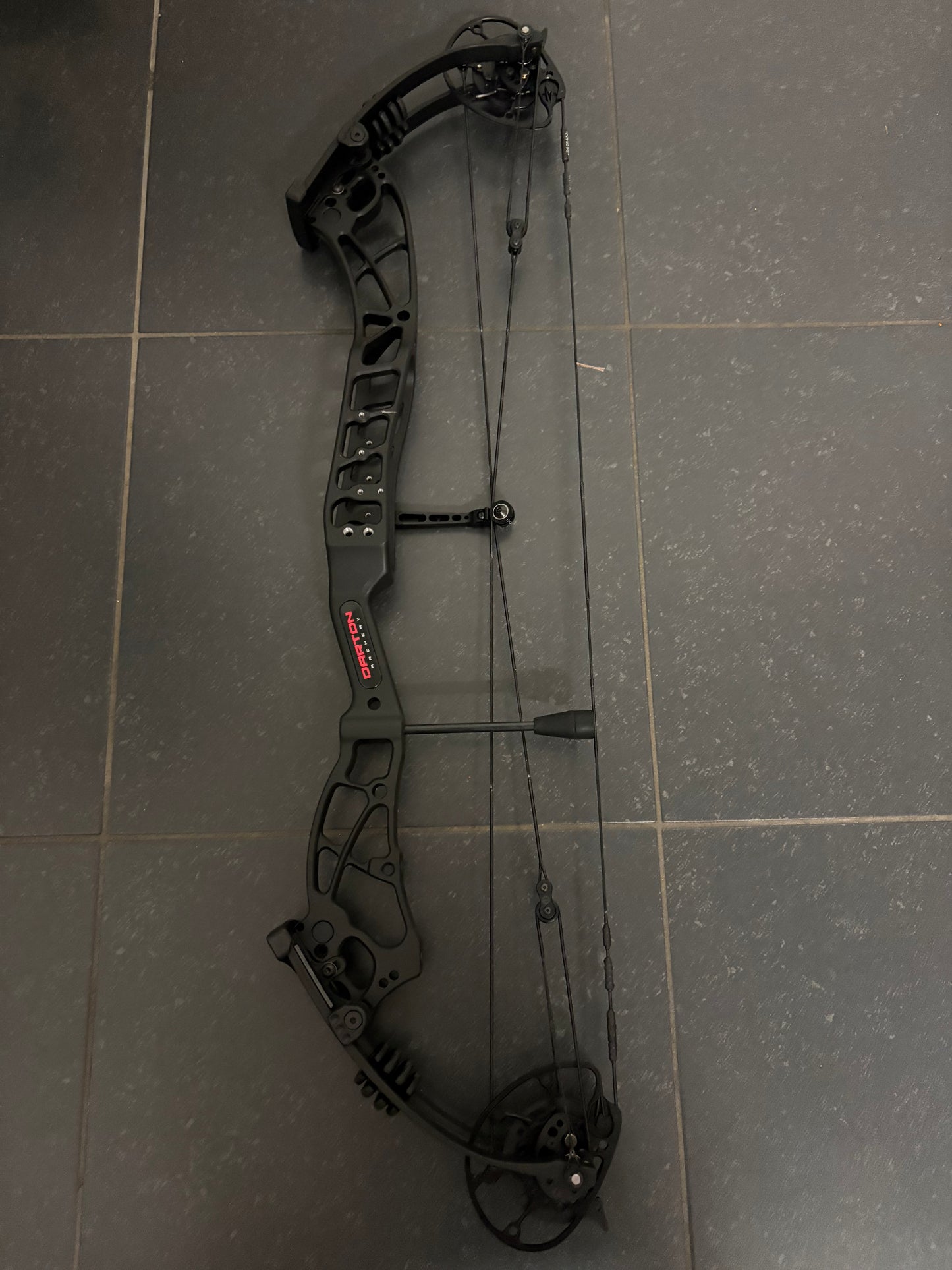 Darton Exodus Compound Bow RH/LH Black 40-50 lbs - Show Model (#1.4)