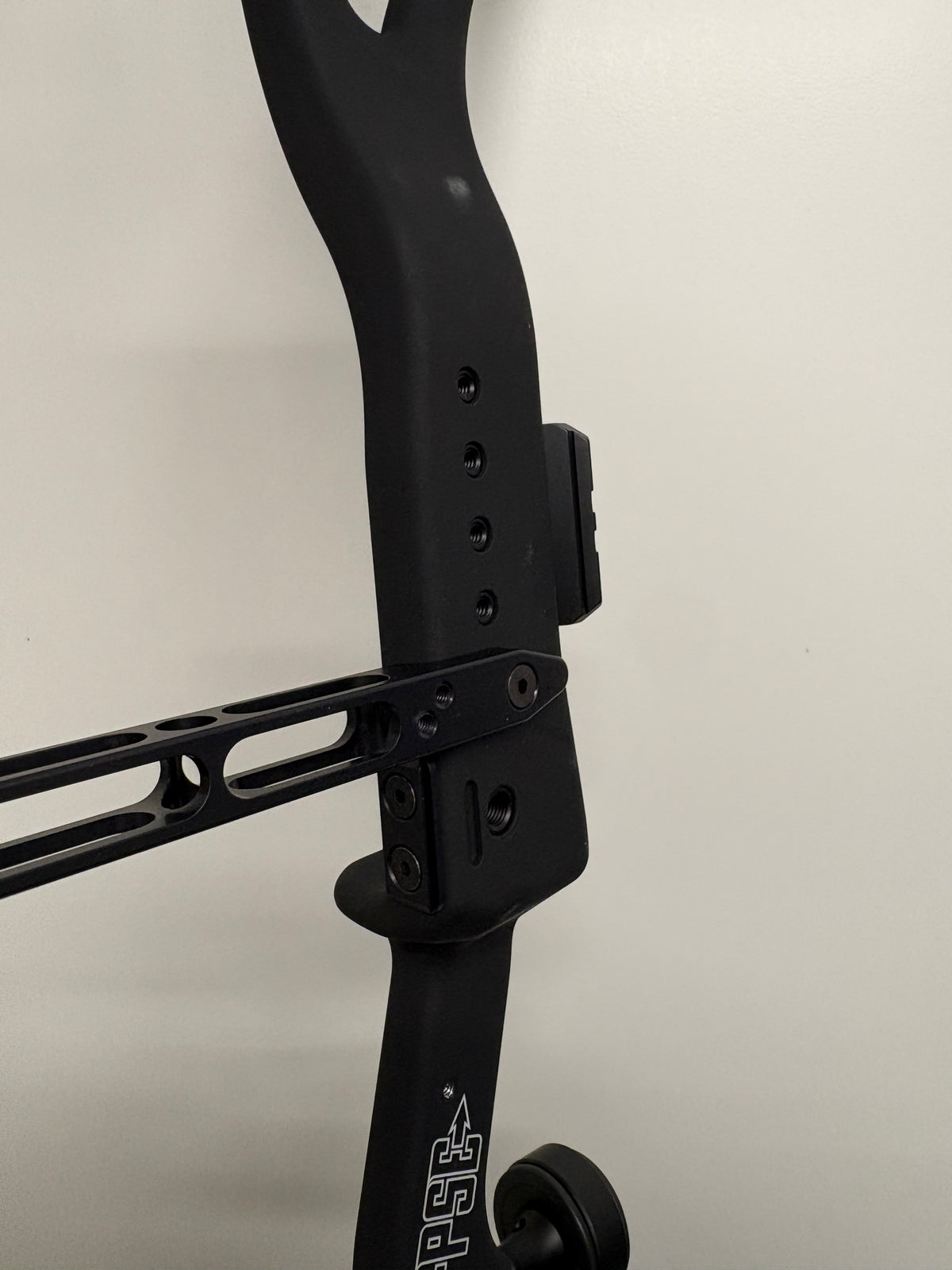 PSE Mach 35 Carbon DS EC2 Compound Bow RH Black 60-70 lbs - NEW