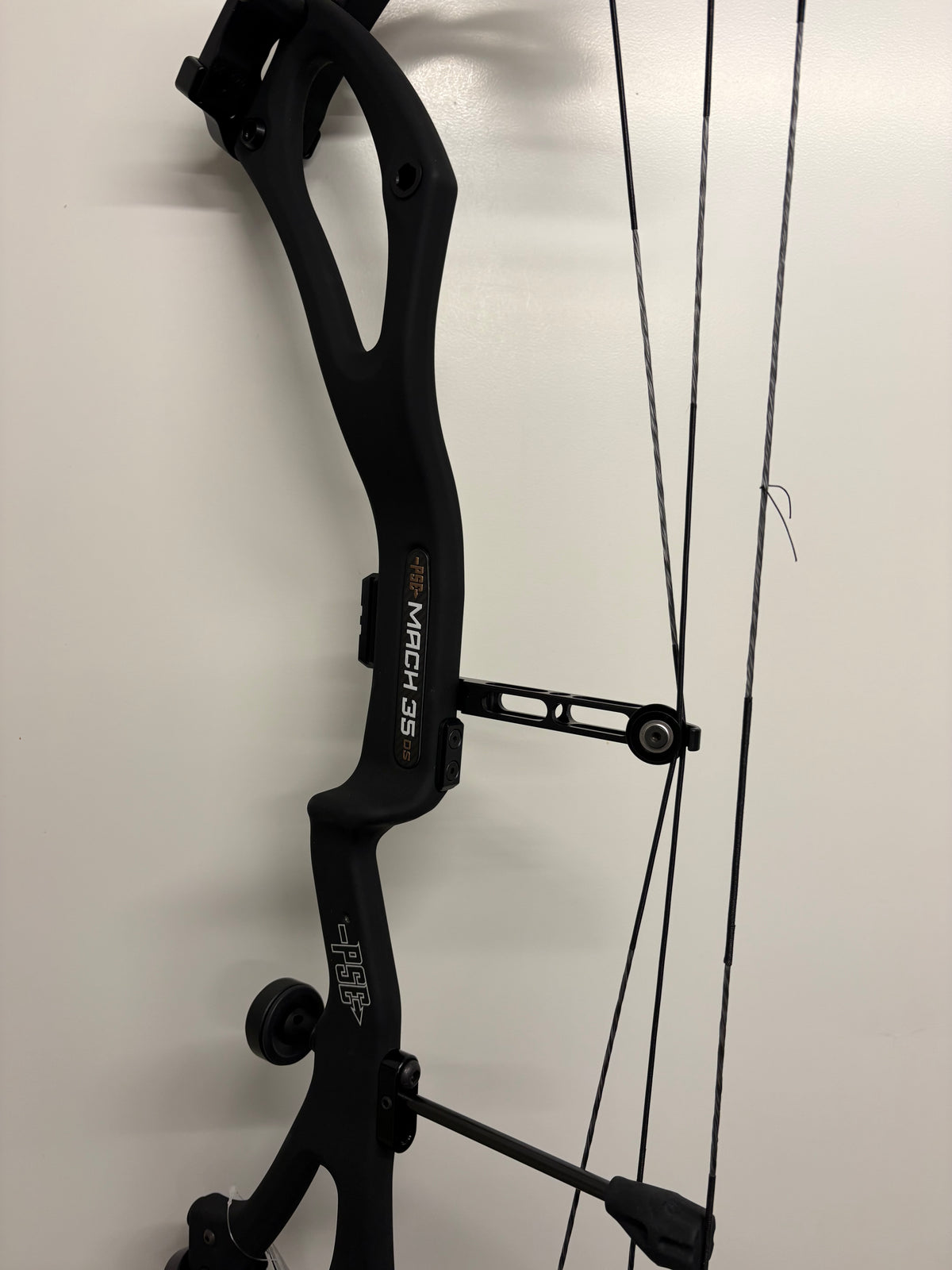 PSE Mach 35 Carbon DS EC2 Compound Bow RH Black 60-70 lbs - NEW