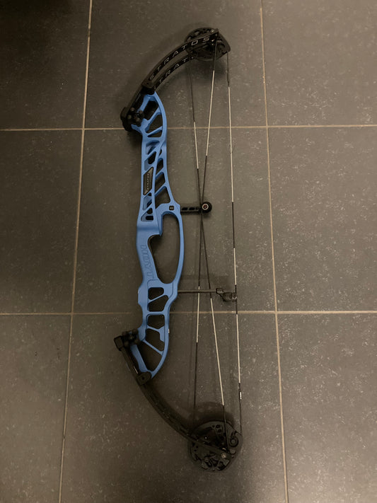 Hoyt Stratos 36 Compound Bow RH Liquid Blue HBT #2 50-60 lbs - Show Model