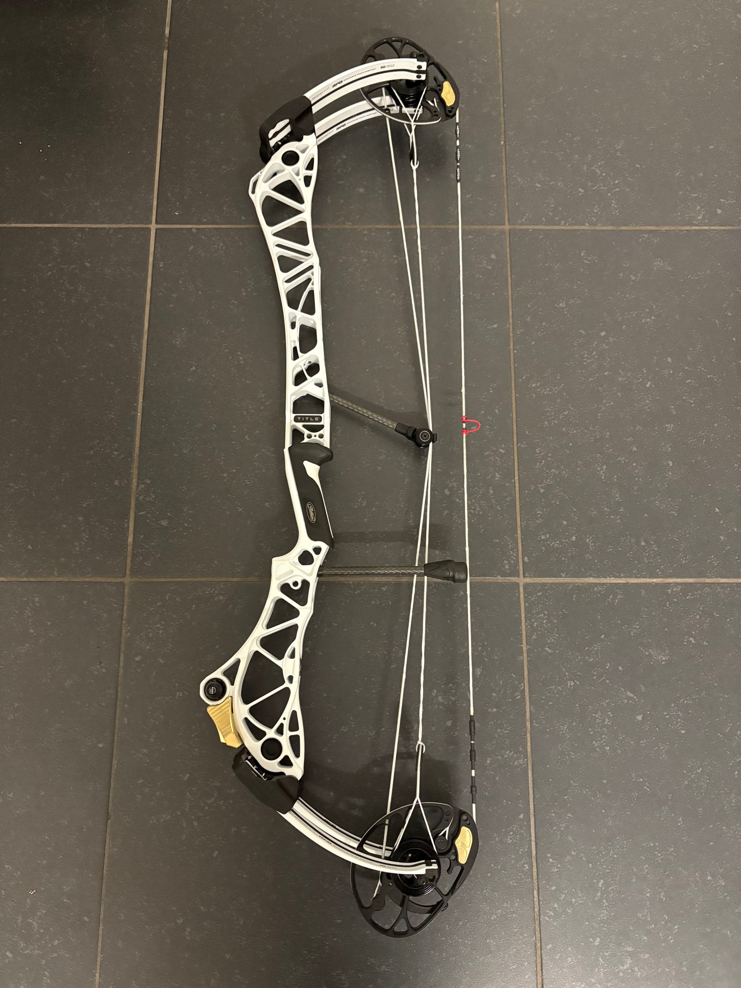Mathews Title 36 G2 Compound Bow RH White - Show Model
