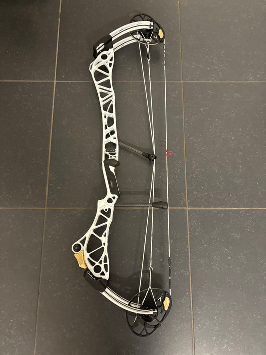 Mathews Title 36 G2 Compound Bow RH White - Show Model