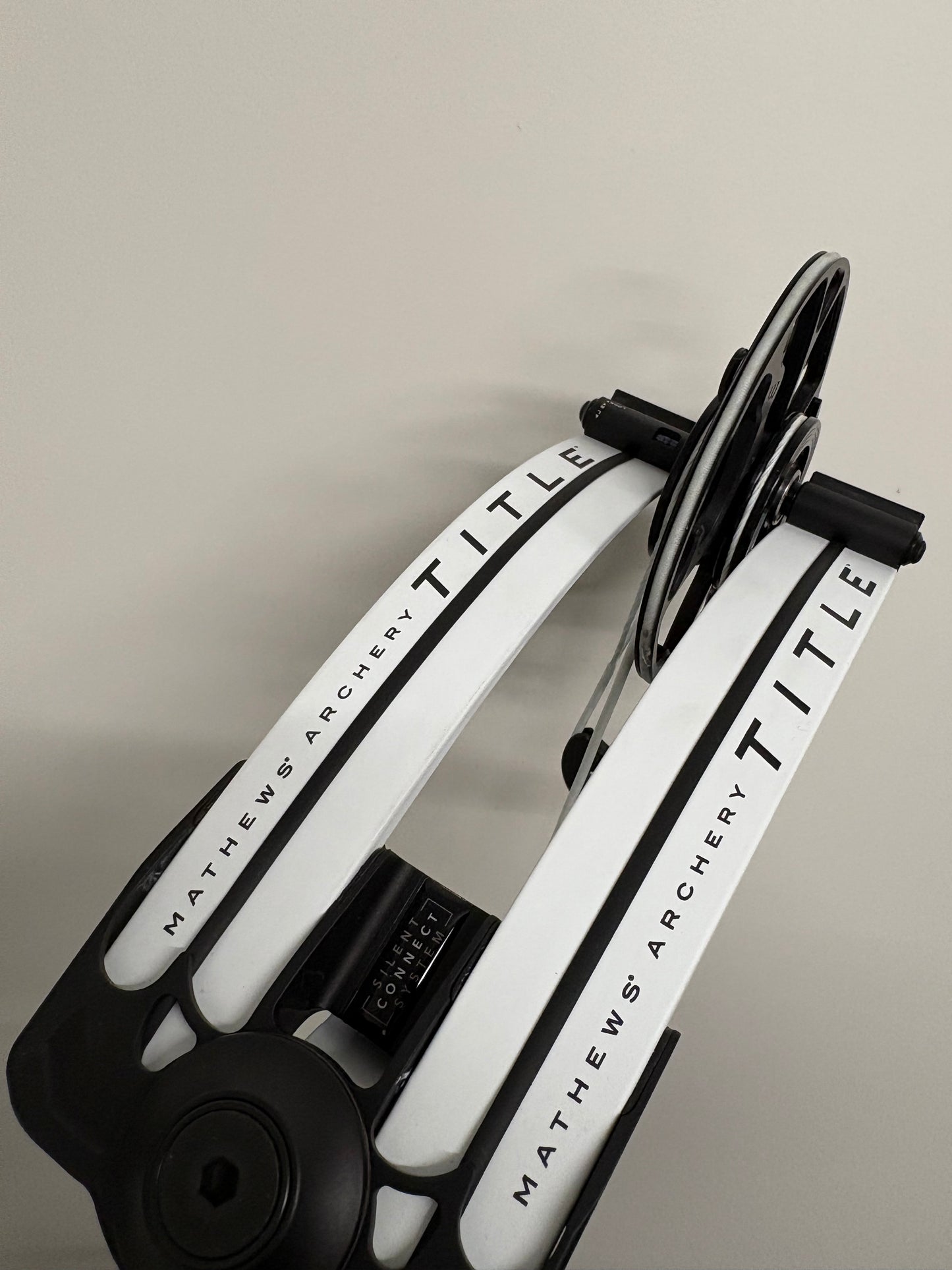 Mathews Title 36 G2 Compound Bow RH White - Show Model