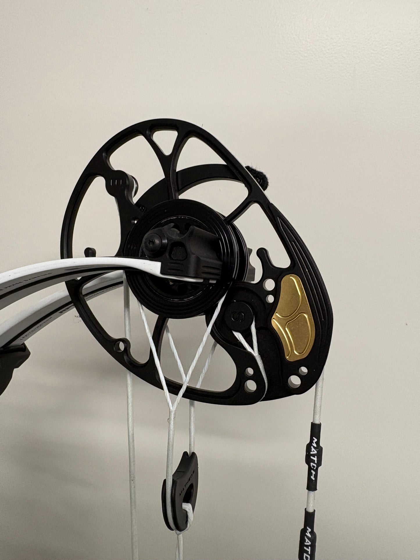 Mathews Title 36 G2 Compound Bow RH White - Show Model