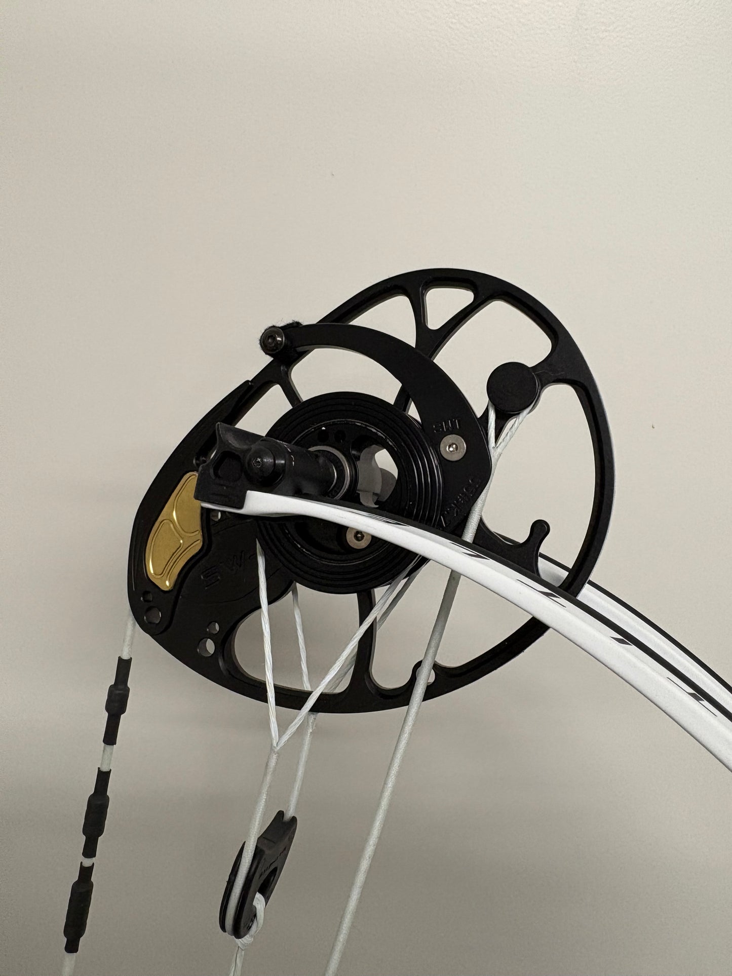 Mathews Title 36 G2 Compound Bow RH White - Show Model