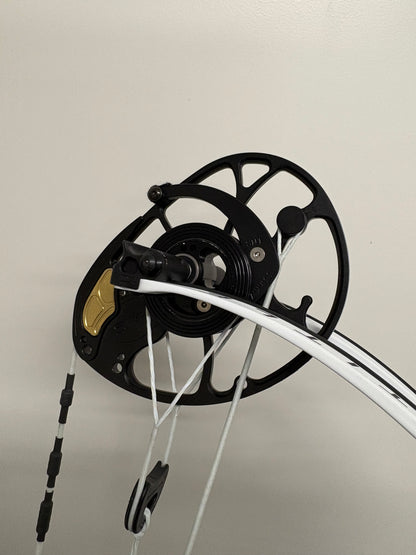 Mathews Title 36 G2 Compound Bow RH White - Show Model