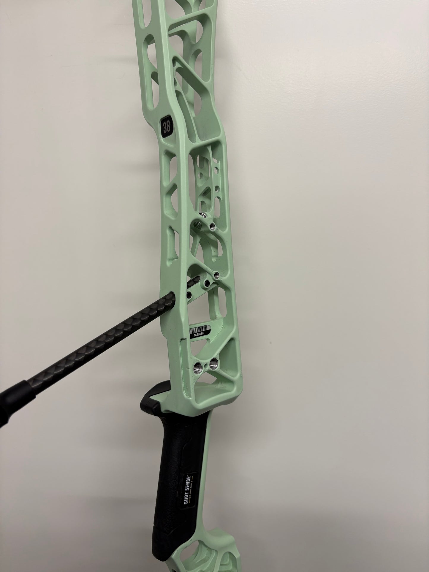 Mathews Title 38 G1 Compound Bow RH Mint - Used