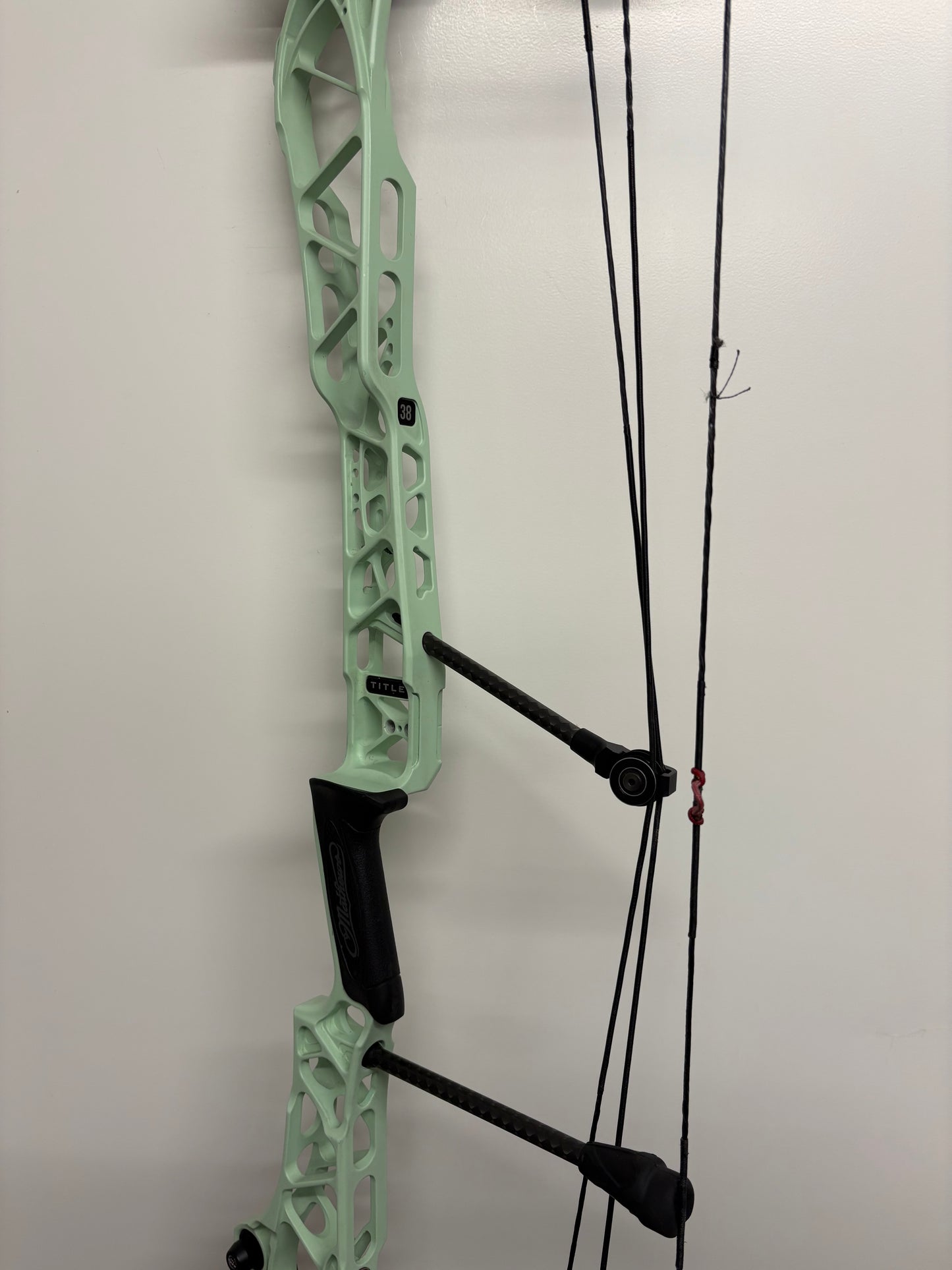 Mathews Title 38 G1 Compound Bow RH Mint - Used