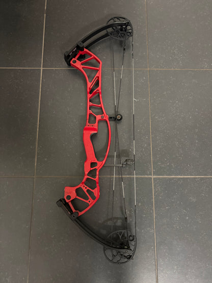 Hoyt Concept FX 34 Compound Bow RH Red Flare 40-50 lbs - Show Model