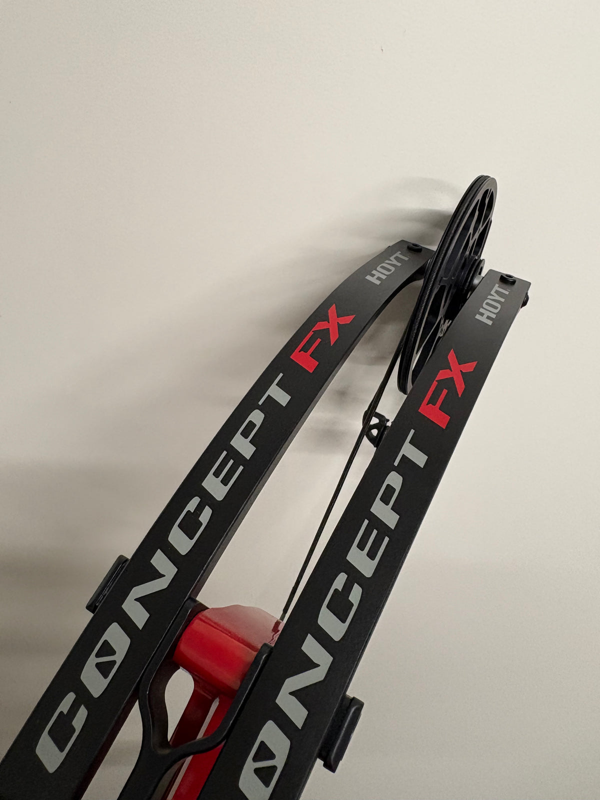 Hoyt Concept FX 34 Compound Bow RH Red Flare 40-50 lbs - Show Model