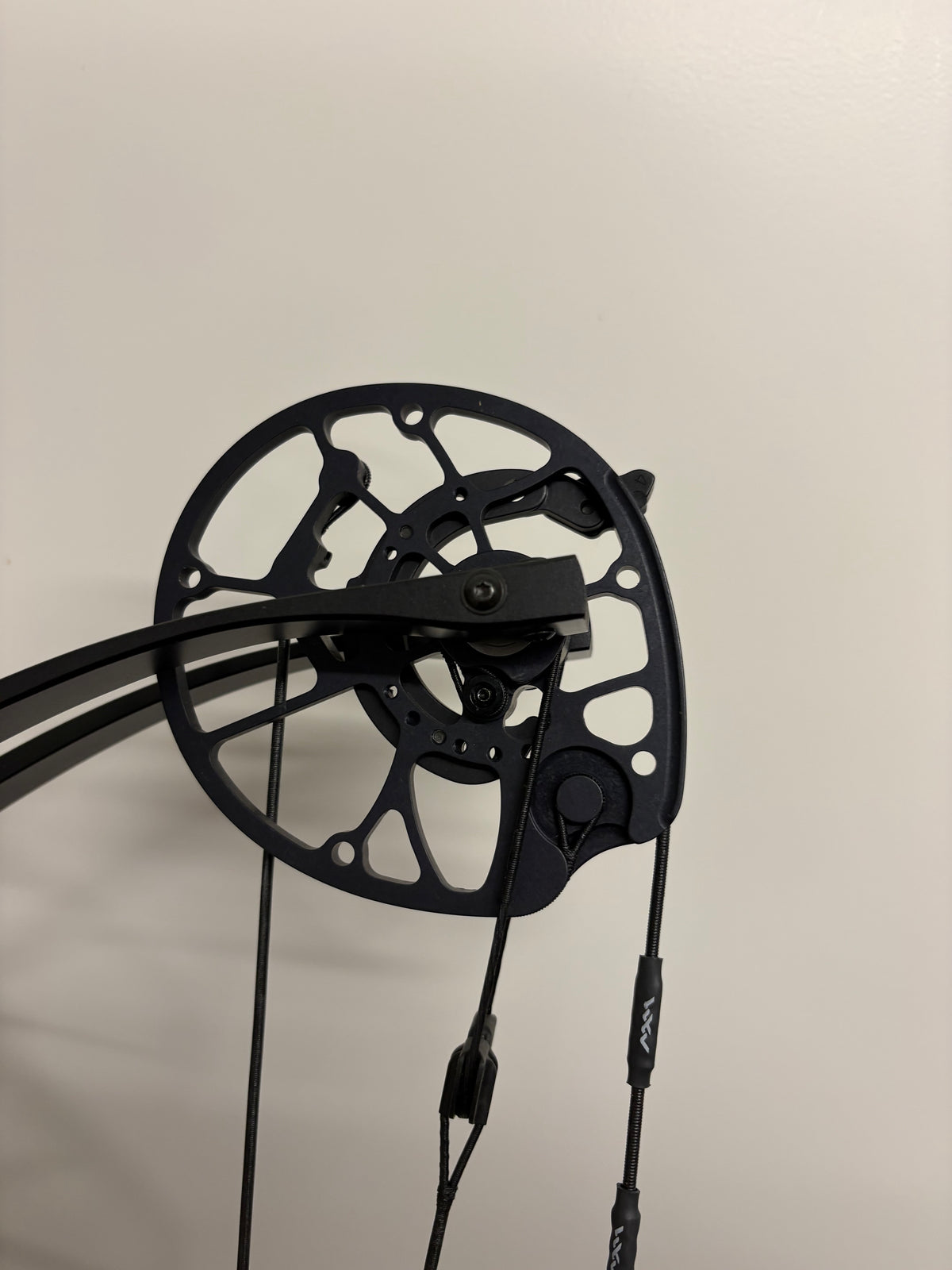 Hoyt Concept FX 34 Compound Bow RH Red Flare 40-50 lbs - Show Model