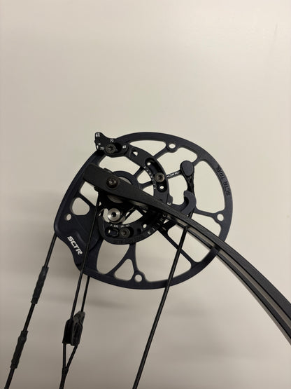 Hoyt Concept FX 34 Compound Bow RH Red Flare 40-50 lbs - Show Model