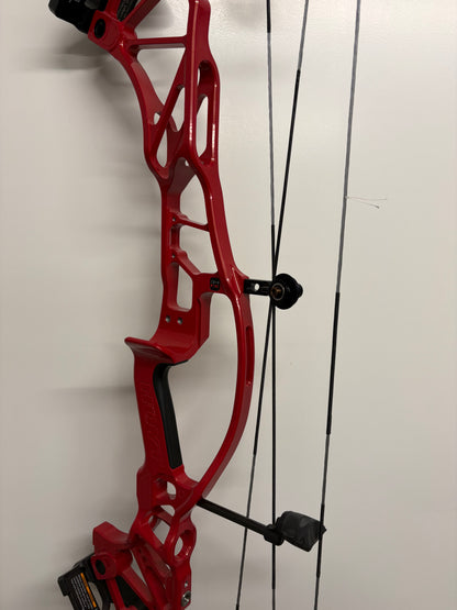 Hoyt Concept FX 34 Compound Bow RH Red Flare 40-50 lbs - Show Model