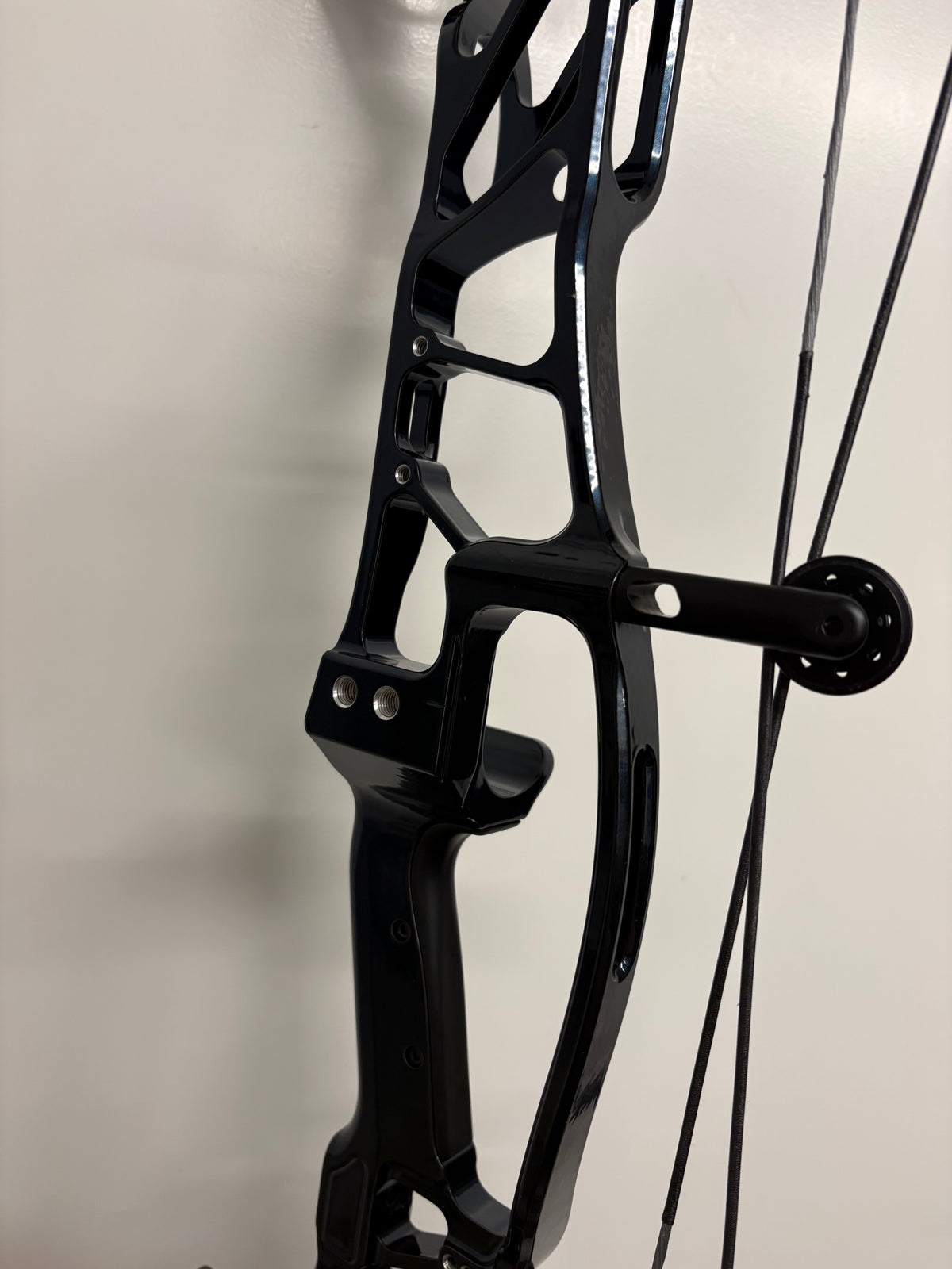 Hoyt Concept FX 34 Compound Bow LH Blue on Black 50-60 lbs - NEW