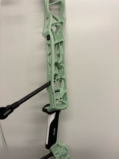 Mathews Title 34 Compound Bow RH Mint - NEW